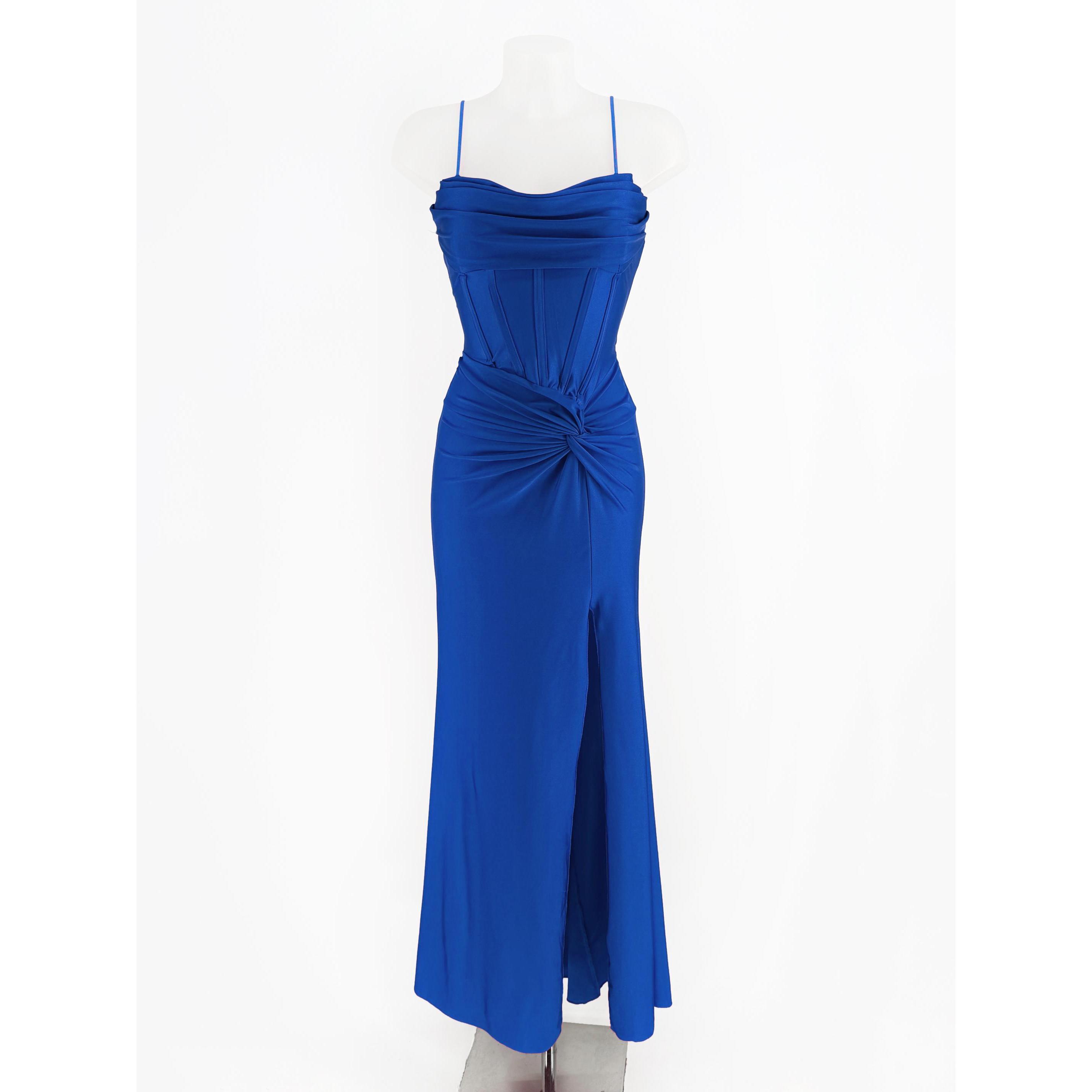 Vestido de licra largo con drapeado trasero, espalda con cuerdas en zigzag y gran abertura en falda  Tejido totalmente elástico.