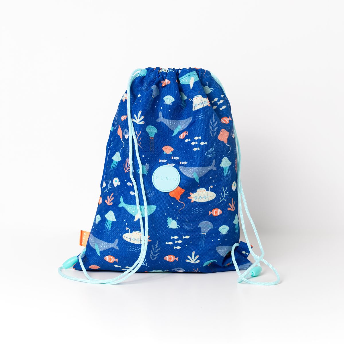 Saquito infantil motivos marino color azul. RUBIO. Cierre de cordones. Bolsillo interior con cremallera. Capacidad 3L. 260 x 10 x 340 (alto) mm