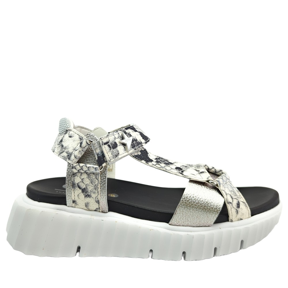 Cómoda  Sandalia mujer 1316 de CETTI piel plata y detalles en animal print. Tira tobillera con ajuste de velcro.. Cuña ligera flexible con patín dentado antideslizante Altura Tacón bajo (1-3 cm) Referencia