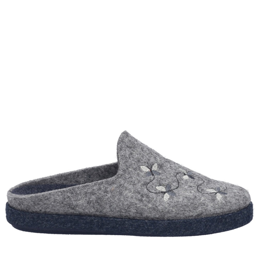 Cómoda Zapatilla de casa mujer JOSEF SEIBEL Lara-02 en suave y cálida lana gris con detalle floreado. Plantilla extraible. Ligera cuña al tono antideslizante. Altura 2,5 CM Referencia 55801TE432711