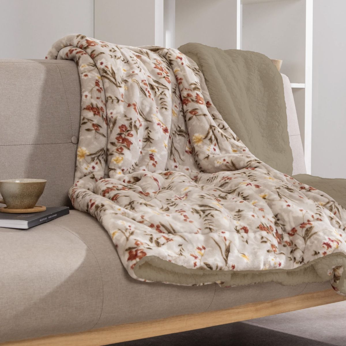 Manta plaid estampado flores, reverso en sherpa, medidas 180x220 | 220x240 cm, marca Karamelo