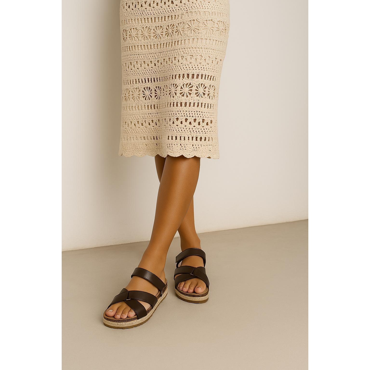 Bosanova Sandalias estilo pala para mujer con dos tiras cruzadas y otra regulable con cierre fácil. Suela bio de esparto bicolor. Sin cierre.