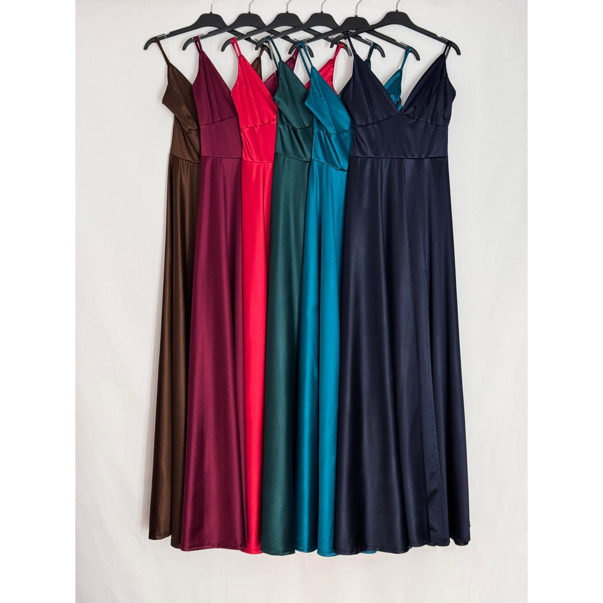 Vestido largo elegante con escote en pico, tirantes finos y abertura lateral, incluye estola a juego. Disponible en varios colores