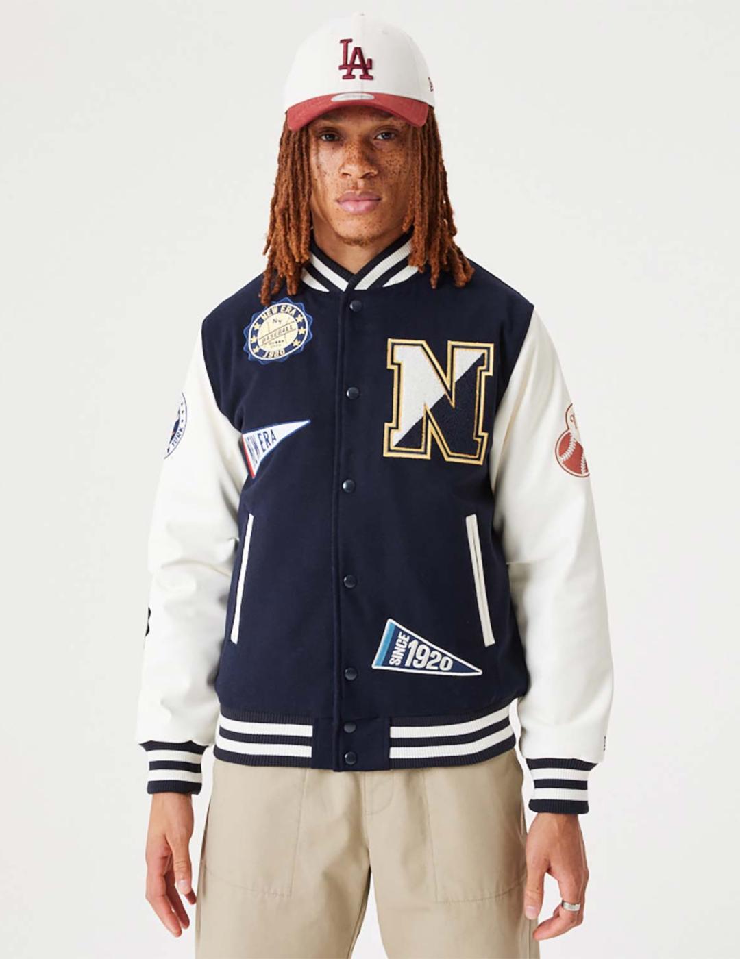 Chaqueta New Era Varsity Heritage Marino y Blanco con Logos Heritage