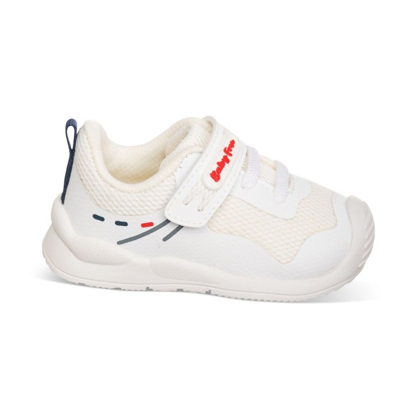 Deportiva blanca con detalle azul y rojo con cierre de Velcro, totalmente respetuosa por su gran comodidad y flexibildad