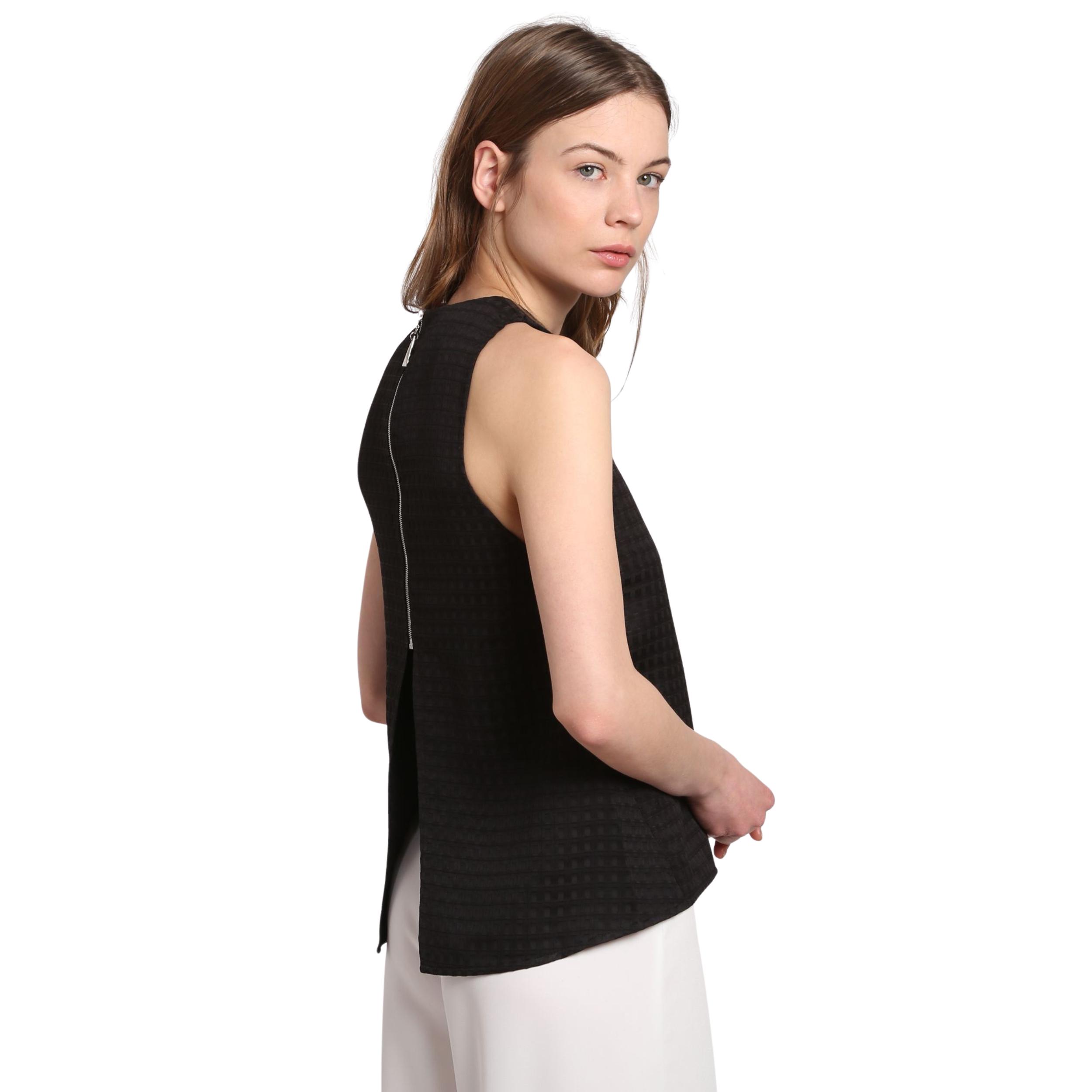 Top sin mangas efecto acampanado con textura y cierre trasero. Diseño elegante, cómodo y versátil para looks modernos en Banbat- REF: 7187