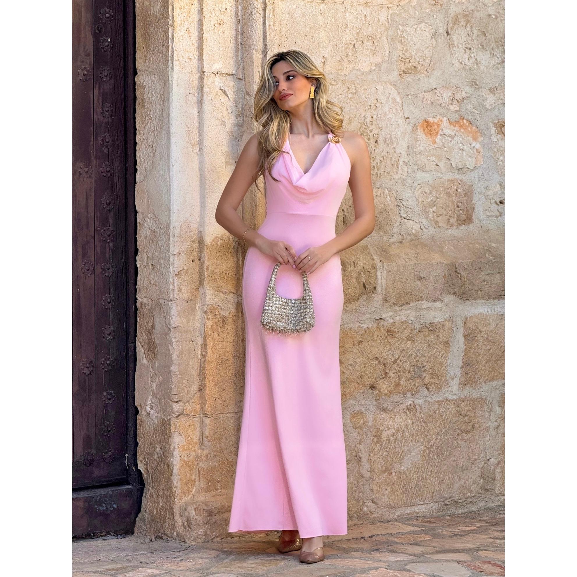 Vestido largo de chiffon para mujer con escote halter y diseño fluido. Tejido ligero y vaporoso que estiliza la figura. Disponible en varios colores, ideal para bodas, eventos y ocasiones especiales. Un vestido elegante, romántico y versátil.