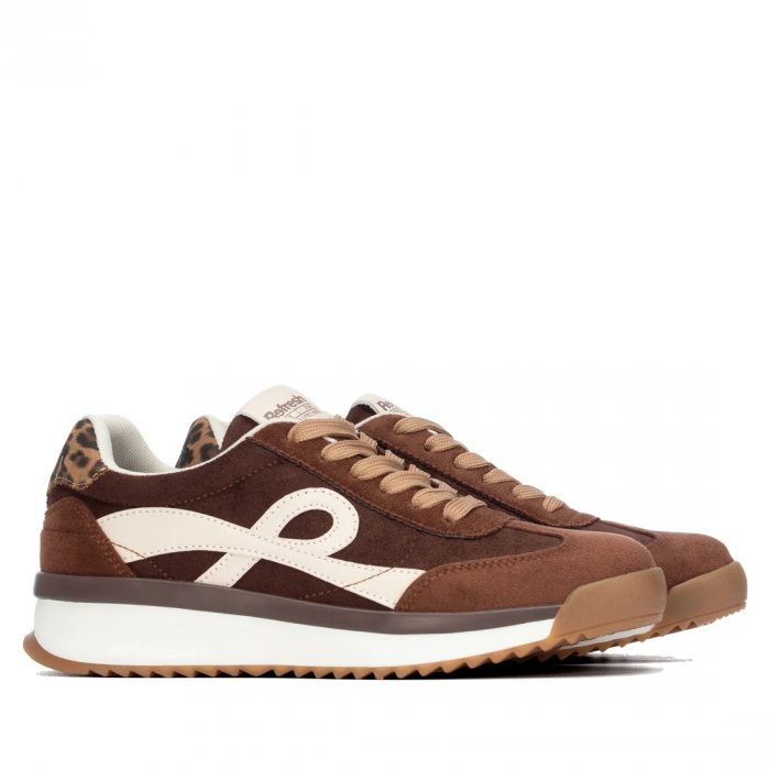Zapatillas de estilo urbano color marrón chocolate y blanco de Refresh, calzado versátil e ideal para el día a día