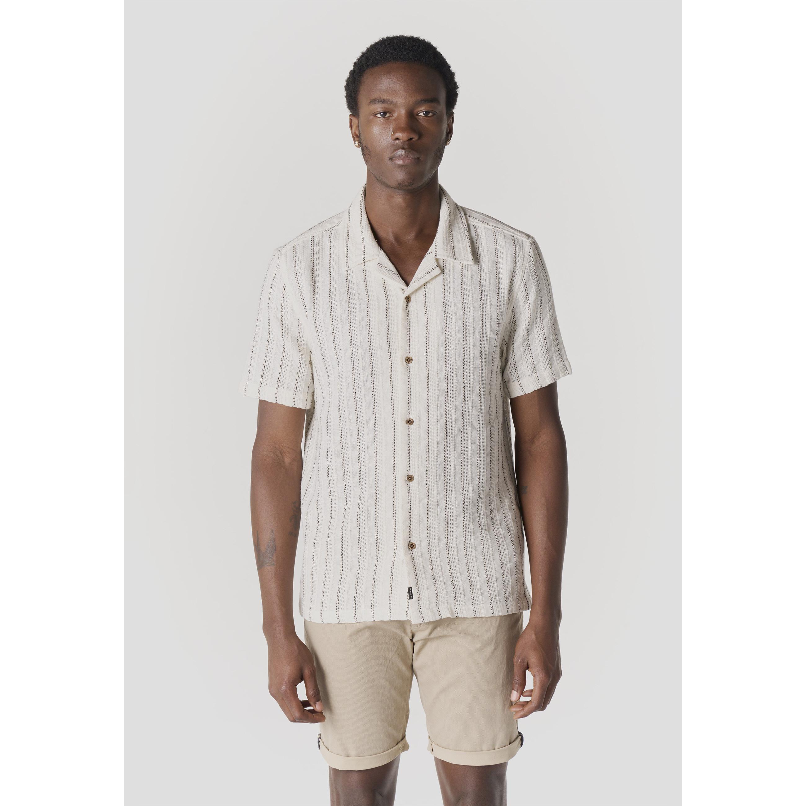 Koroshi - Camisa manga corta rayas texturizadas con cuello cubano crudo para hombre, 55% algodón y 45% poliéster, ideal verano