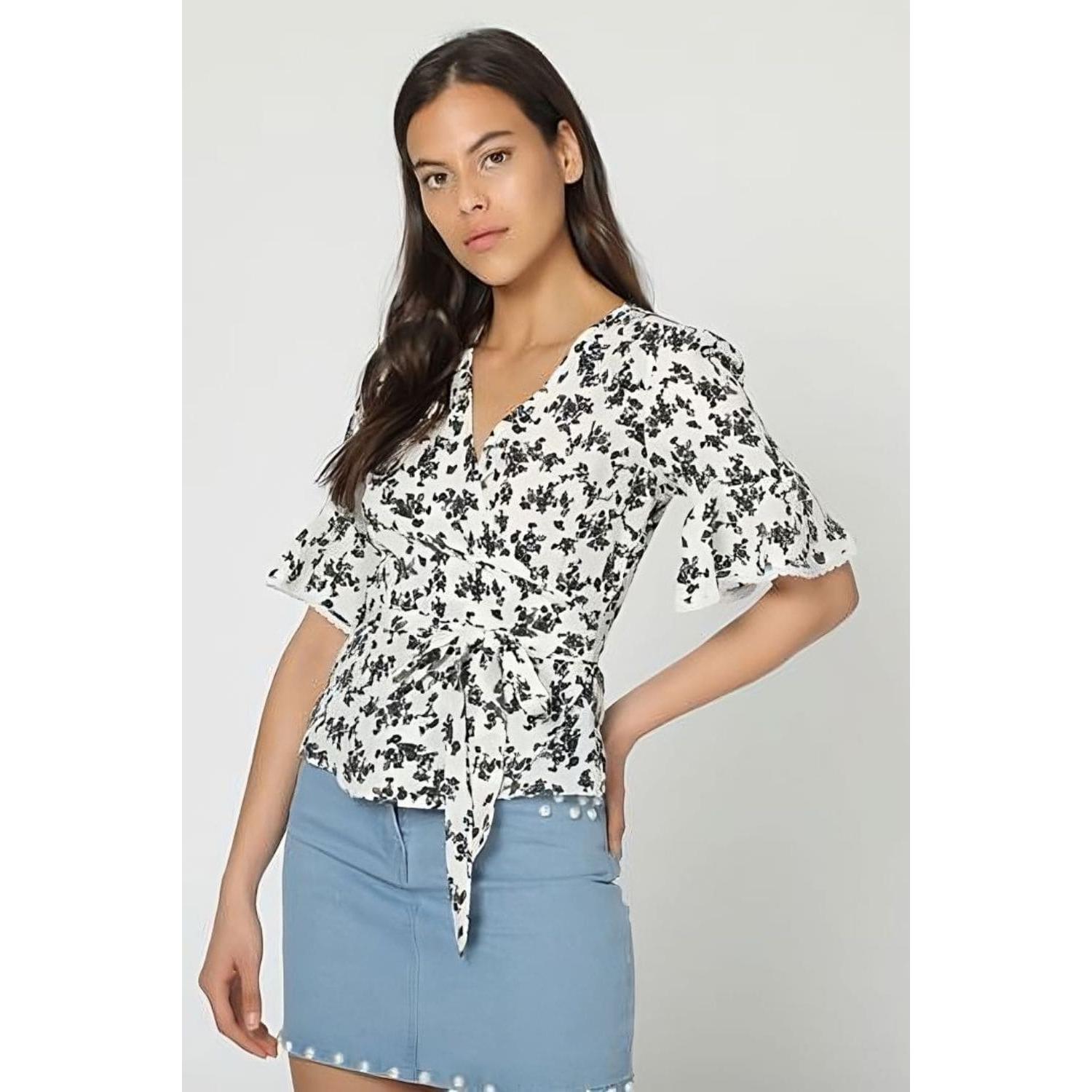 Blusa mujer floral, camisa manga corta, volantes, tiras anudar, estilo casual, corte regular, modelo La Morena, estampado flores, color blanco negro, talla 38, versátil y cómoda ✅Entrega 24/48h