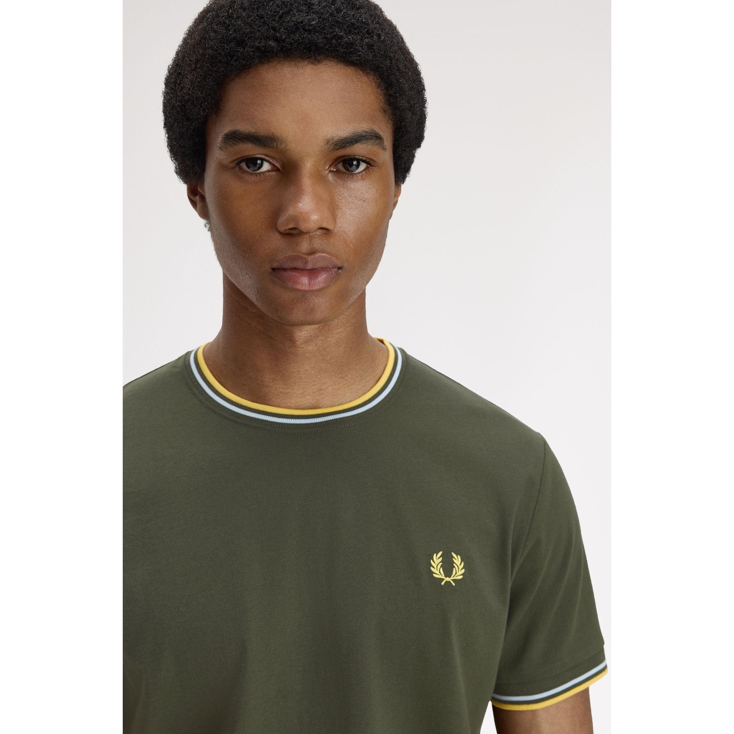 CAMISETA FRED PERRY TWIN TIPPED T-SHIRT HNTNGR/LGIC/LMNB