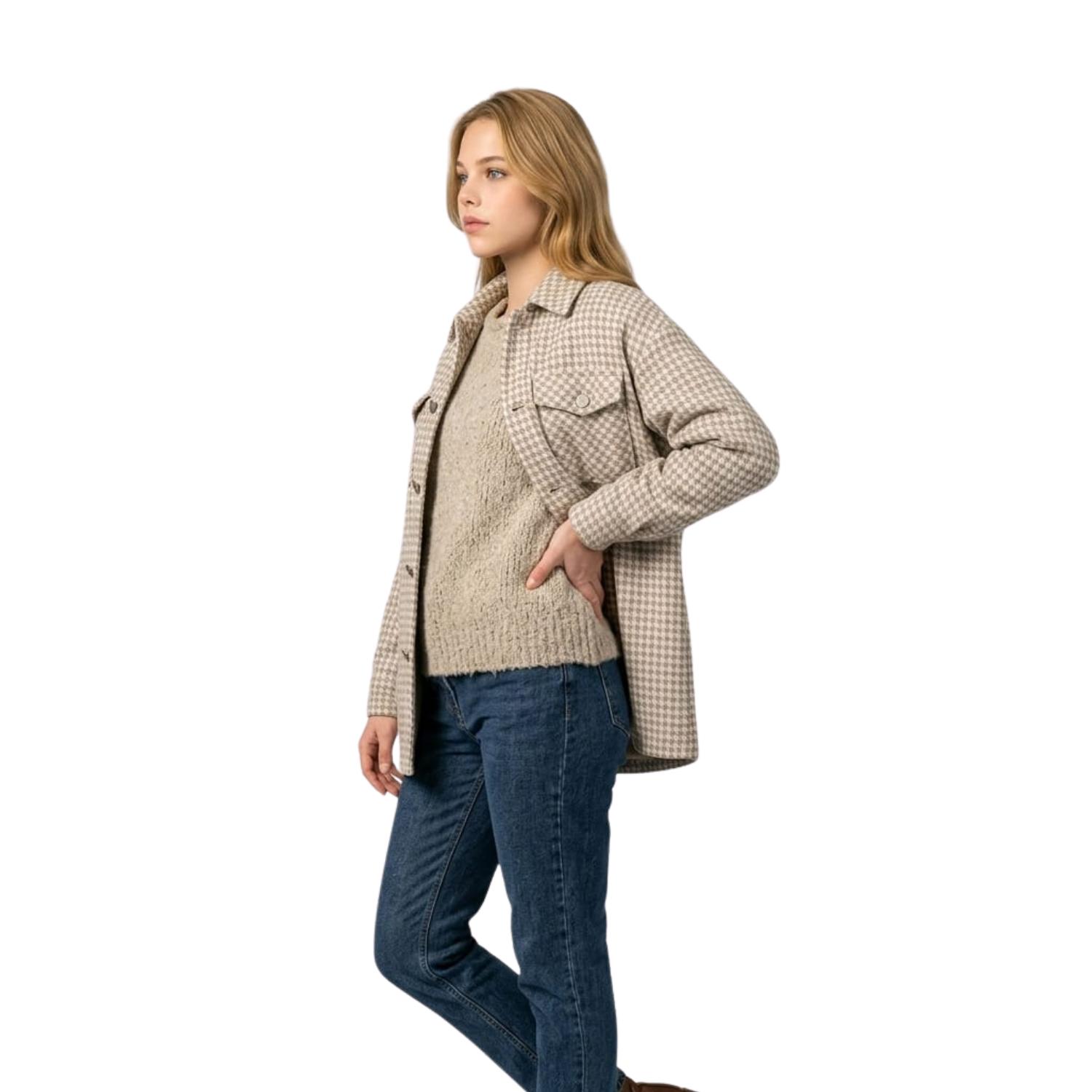 Chaqueta de tweed recta con cuello camisero, bolsillos de solapa y cierre de botones. Elegante, versátil y perfecta para looks sofisticados- REF: 140119