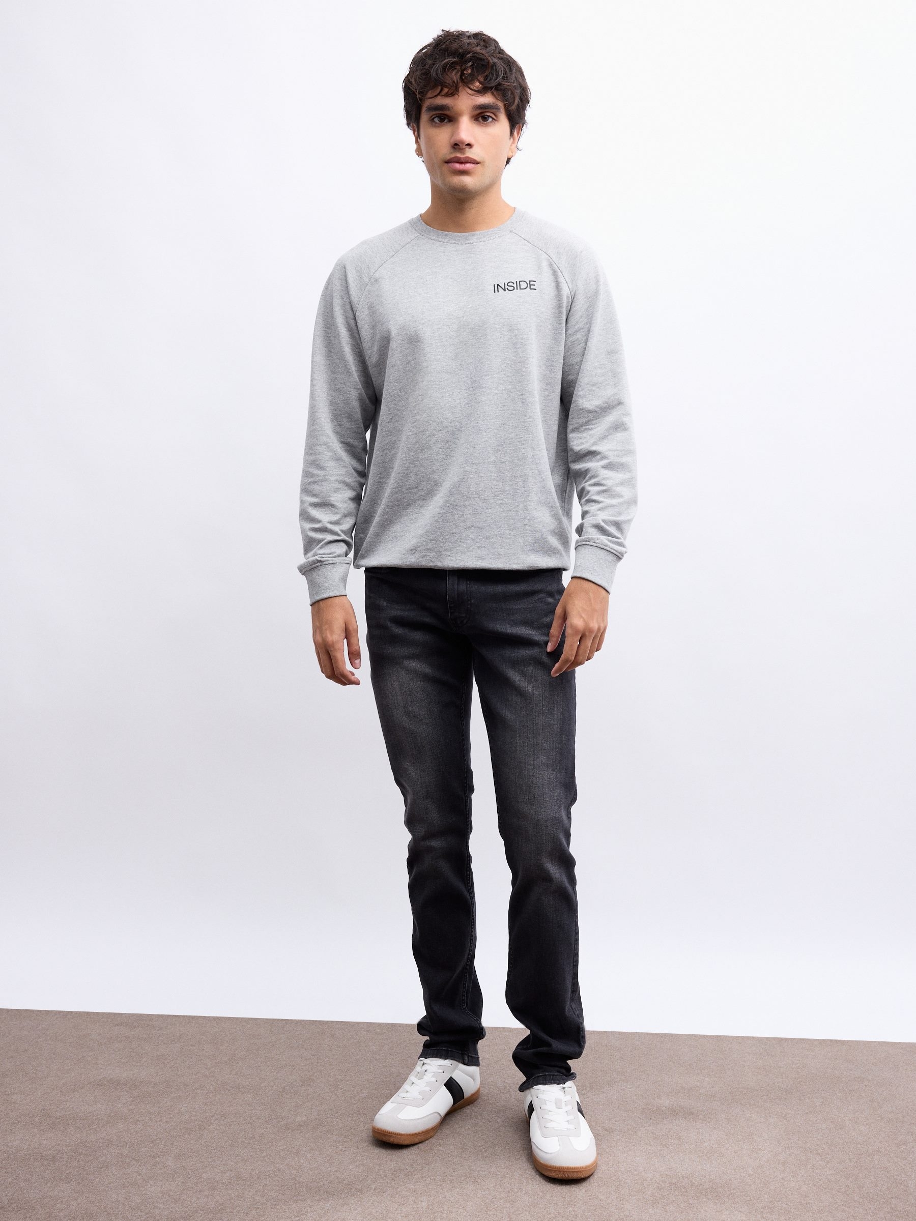 Jeans slim de tiro medio de tejido denim gris oscuro con efecto desgastados INSIDE