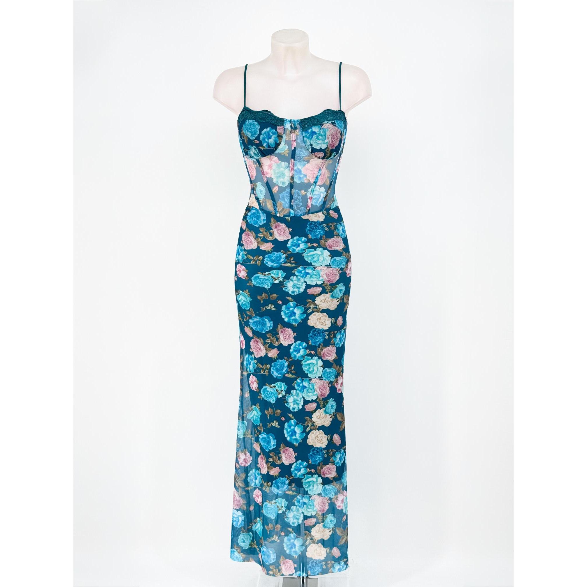 Vestido Largo de Tul con Estampado Floral y Cuerpo Estilo Corsé | El toque más elegante y romántico para tus eventos. Ajuste entallado con tirantes finos, detalle de encaje en el escote y líneas que estilizan la silueta.