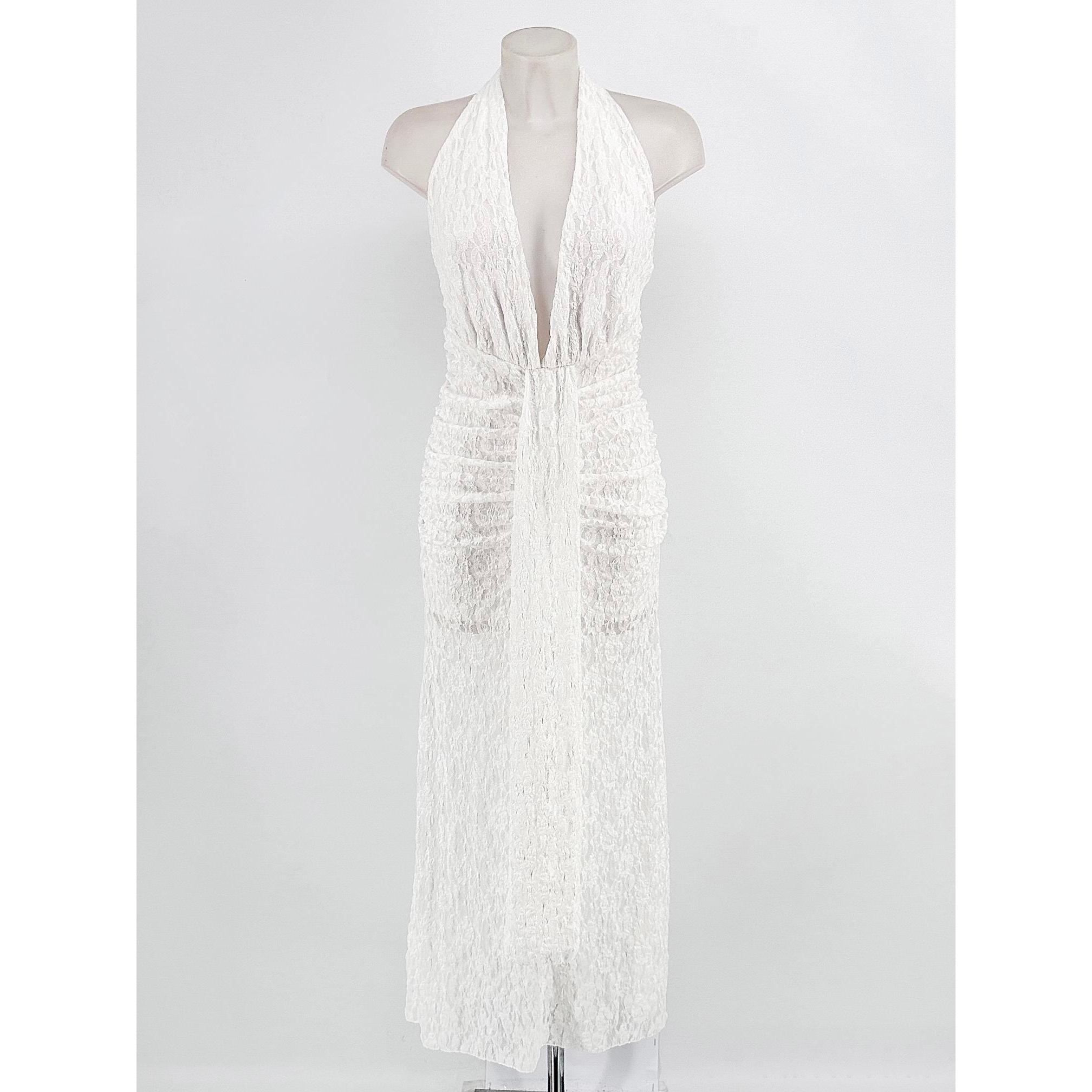 Vestido largo escote V pronunciado anudado en la parte trasera. Tiene detalles de encaje bordado y forro interior. Fruncido en la parte delantera, trasera y lateral. Detalle de cola que cae hasta los pies, falda con transparencias. Espalda descubierta