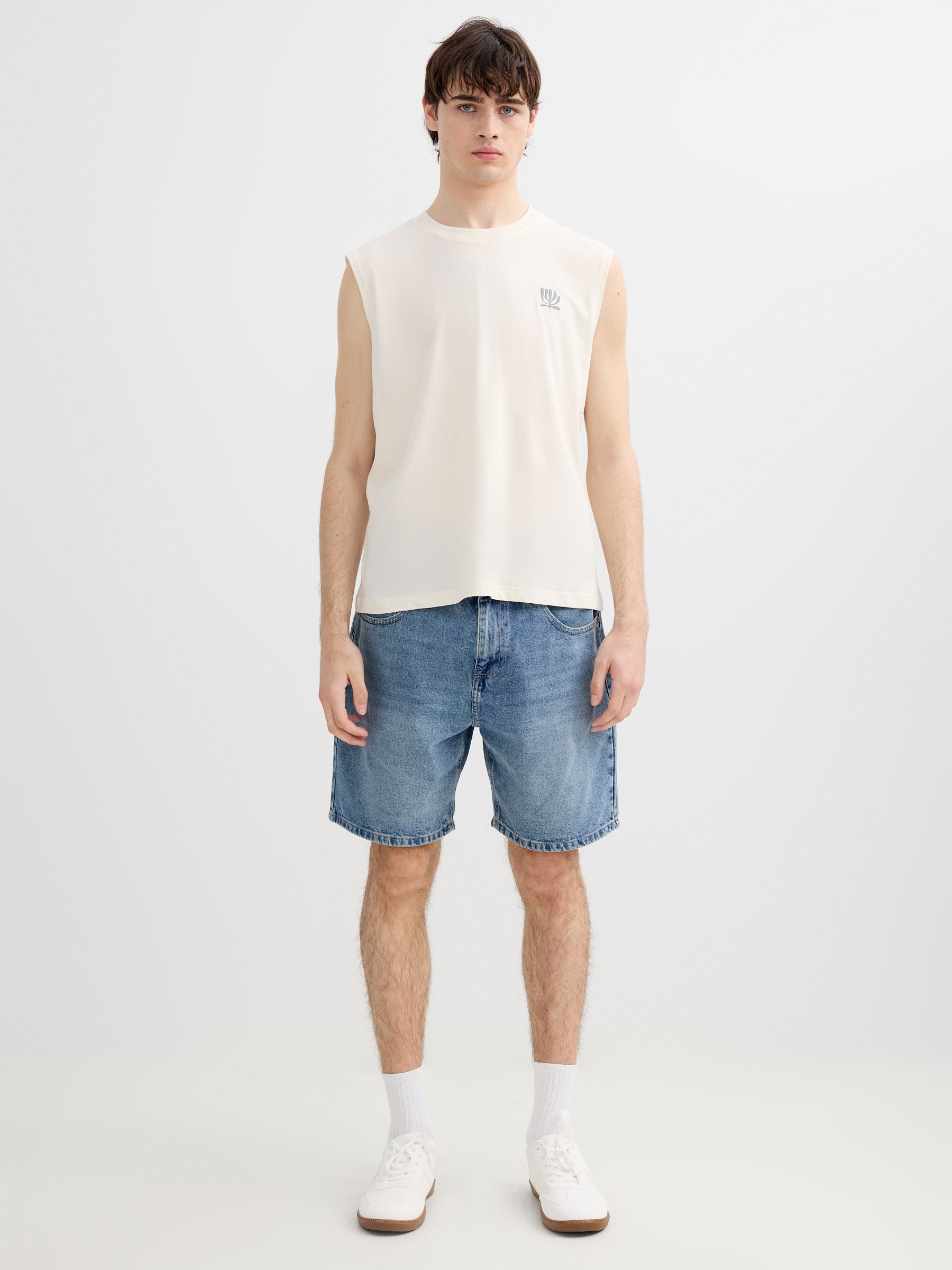 Bermuda denim regular en tejido vaquero liso, efecto desgastado, cinco bolsillos y cierre de cremallera INSIDE