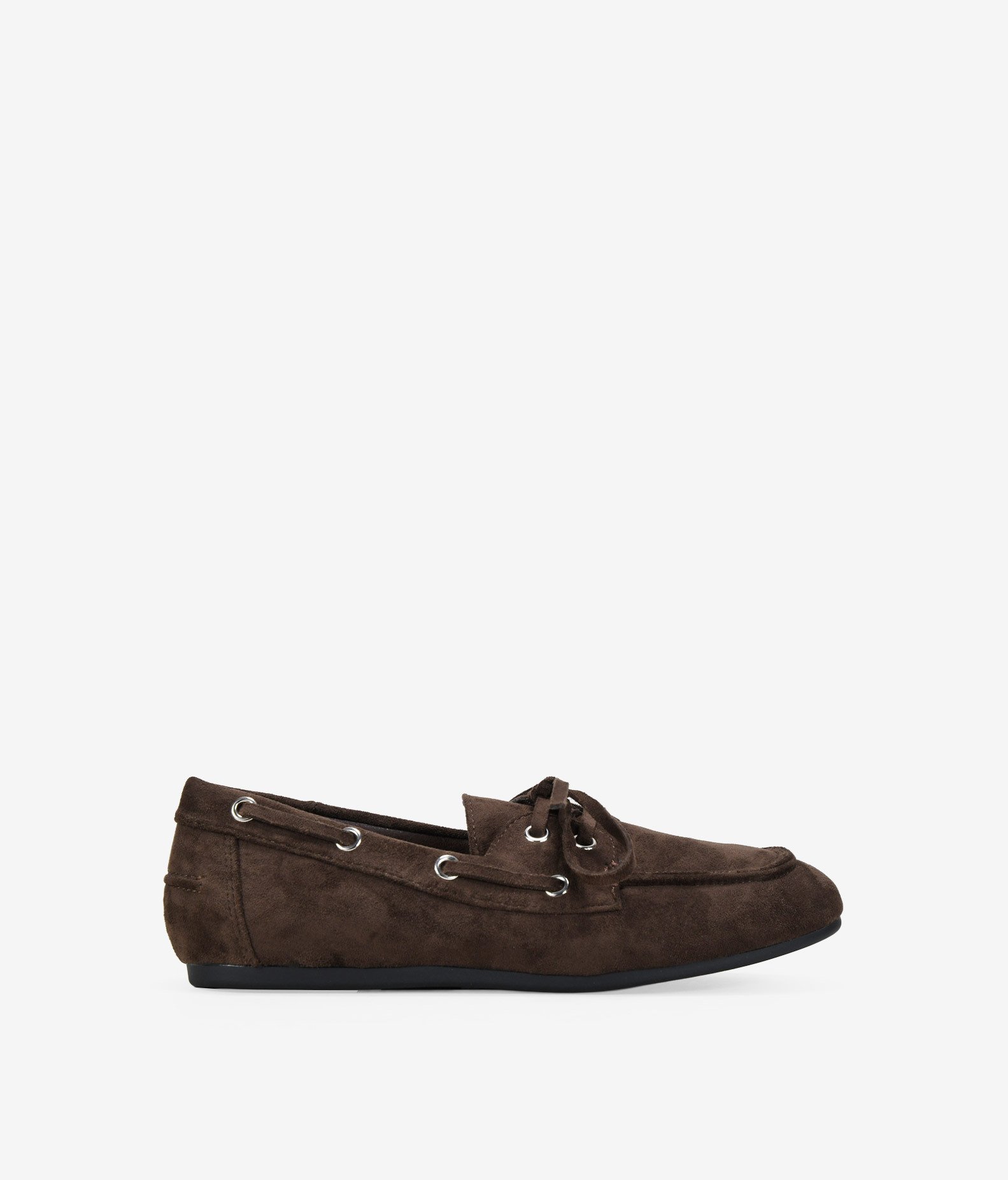 Bosanova Zapato plano tipo náutico para mujer en ante con pasados en los laterales con ojales metálicos y cierre con cordones.