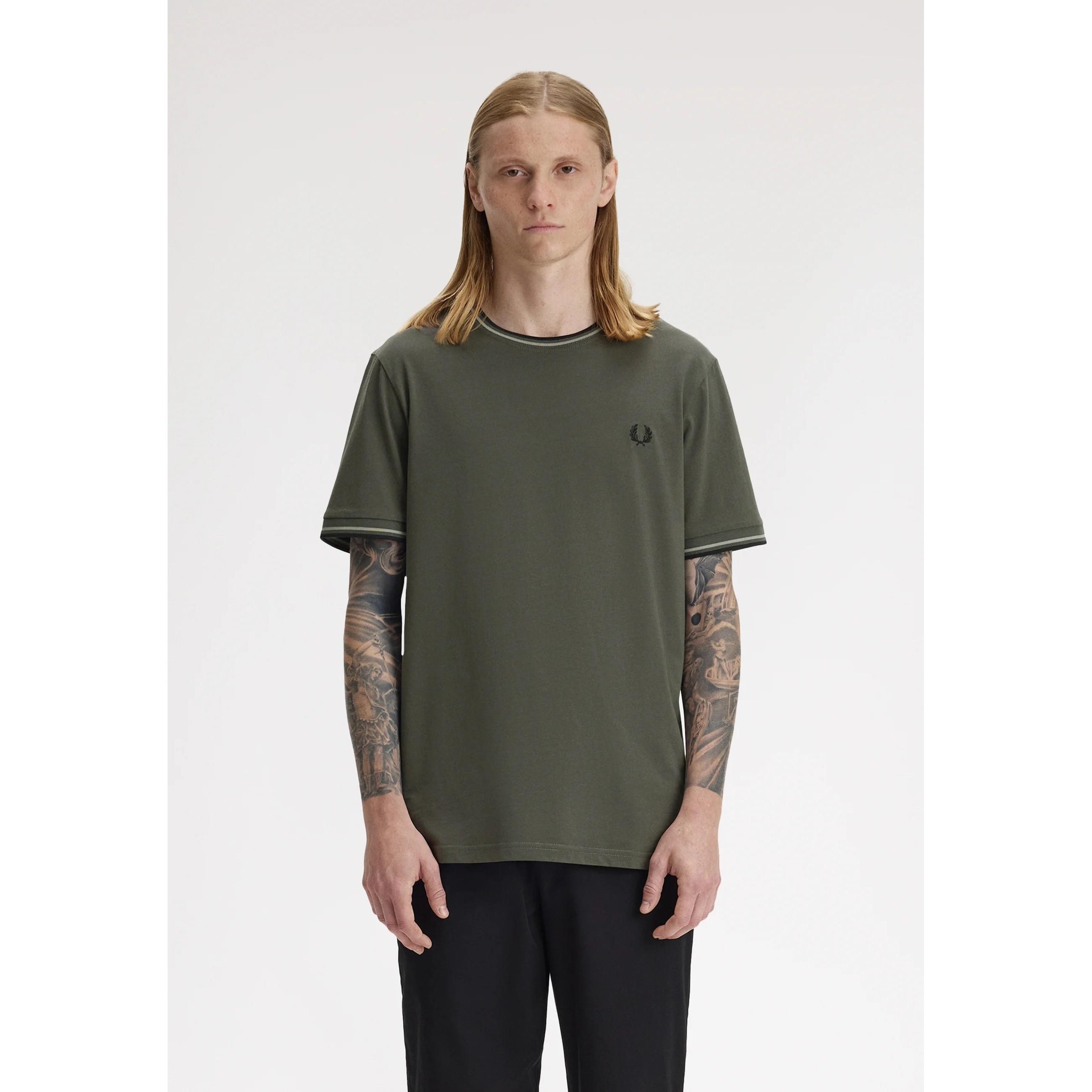 CAMISETA FRED PERRY TWIN TIPPED T-SHIRT FLDGR/SEAGRS/BLK