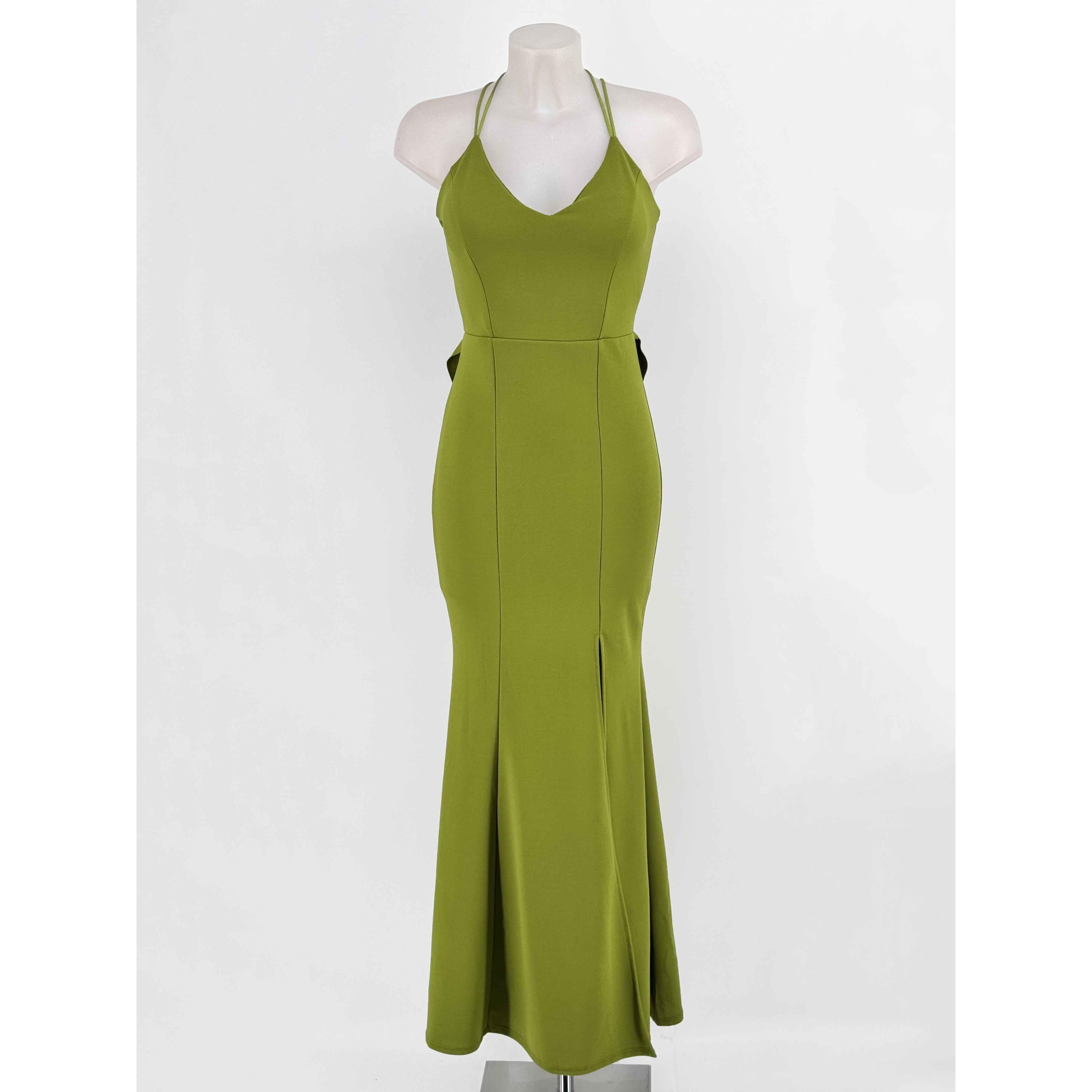 Vestido largo ajustado cola de sirena. Escote pico con tirantes elásticos, escote en la espalda y detalle lazo con volantes. Cremallera en la espalda. Es elástico. Lleva copas en el pecho.
