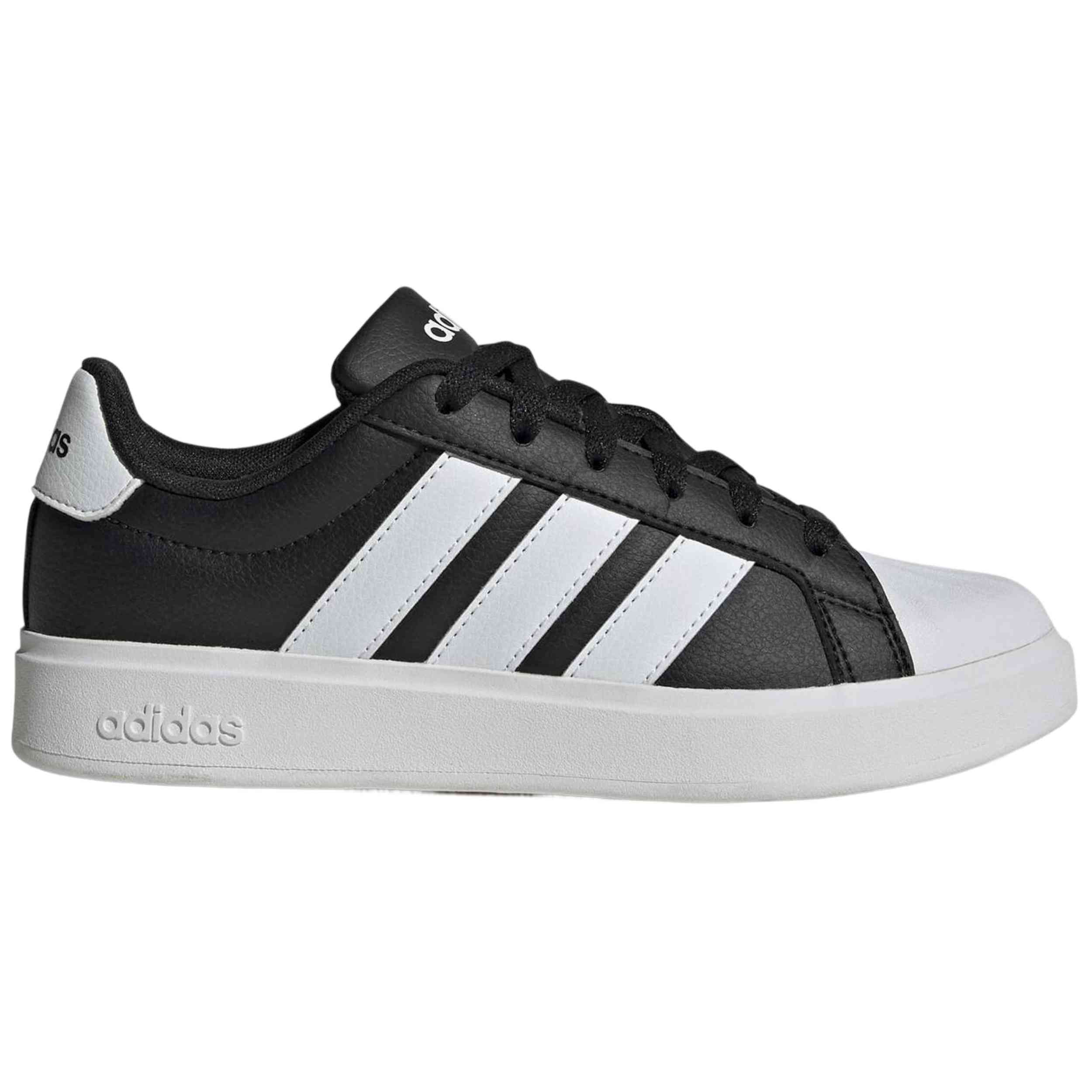 Nan Adidas modelo Jq8610 Streettalk J en color Negro
