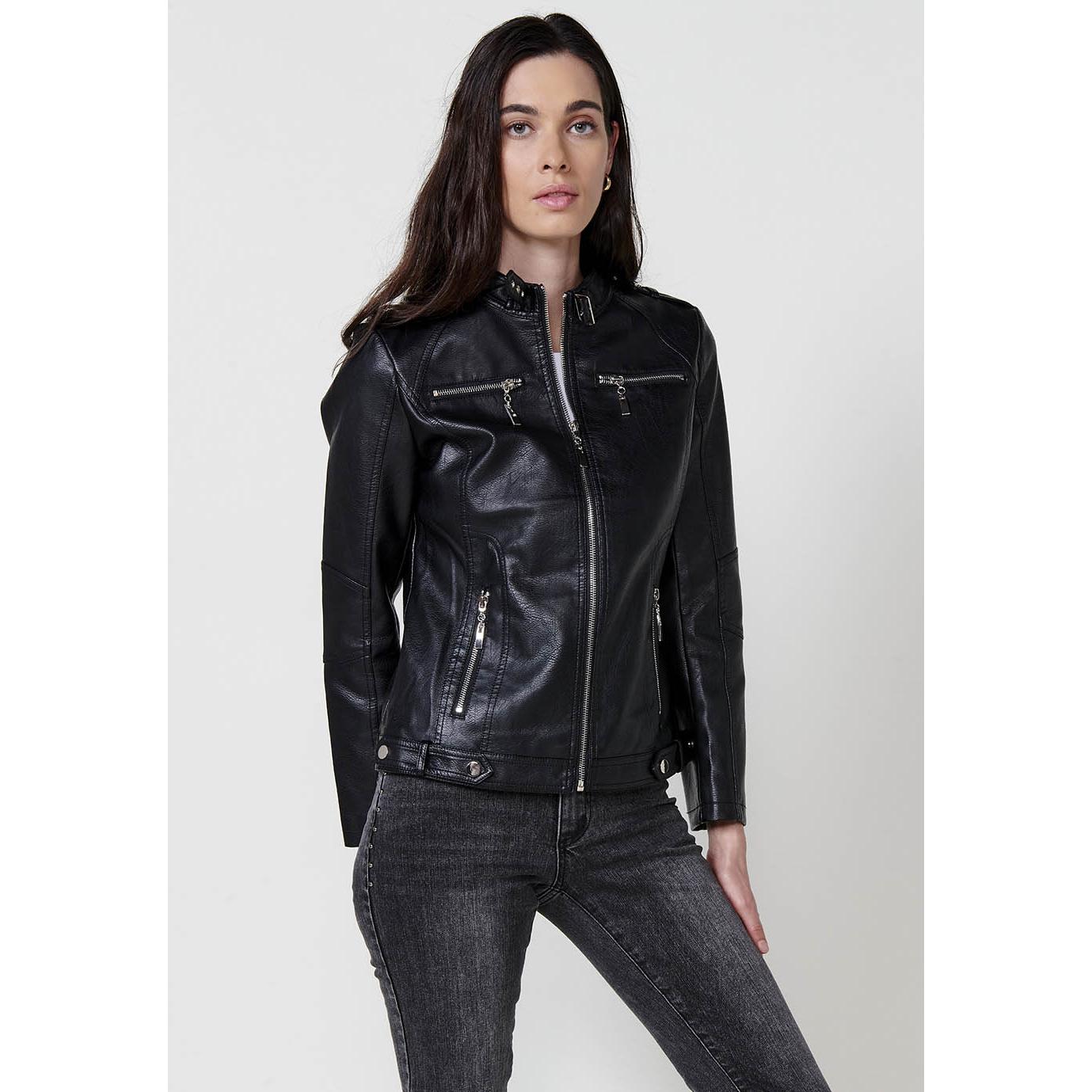 Koroshi - Chaqueta mujer efecto piel motera con cremallera delantera y cuello mao con hebilla, 100% poliéster, negro rojo crudo