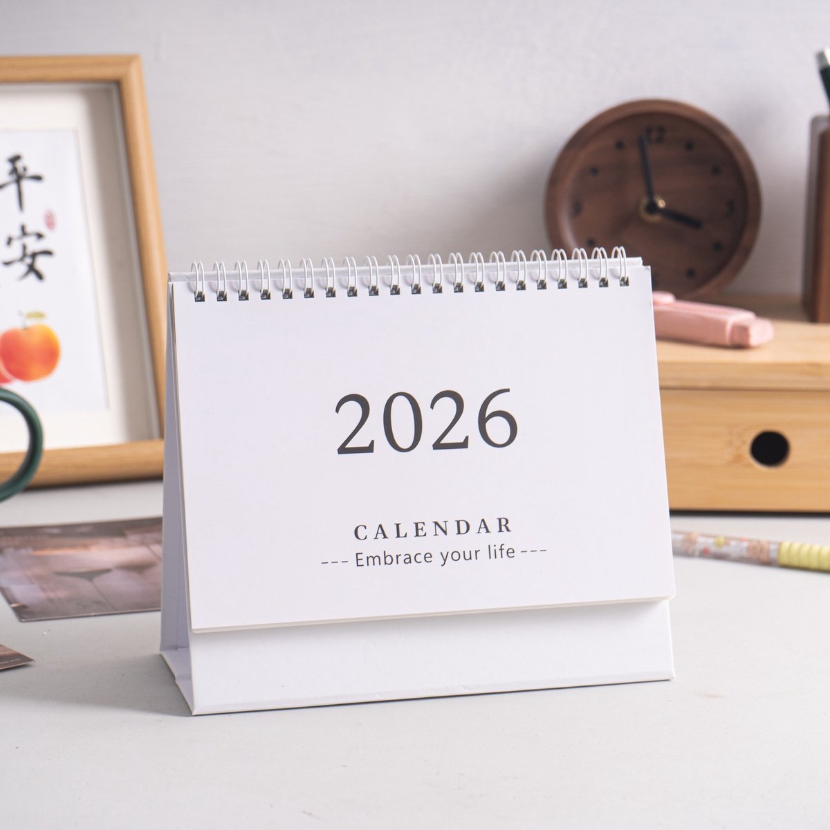 Bureaukalender 2025-2026 - Staande klapkalender - van juli 2025 tot december 2026 - 18-maandenkalender met metalen ringband met dubbele spiraalbinding - voor thuis kantoor en school - 19 x 16 cm - 1 stuk-Wit