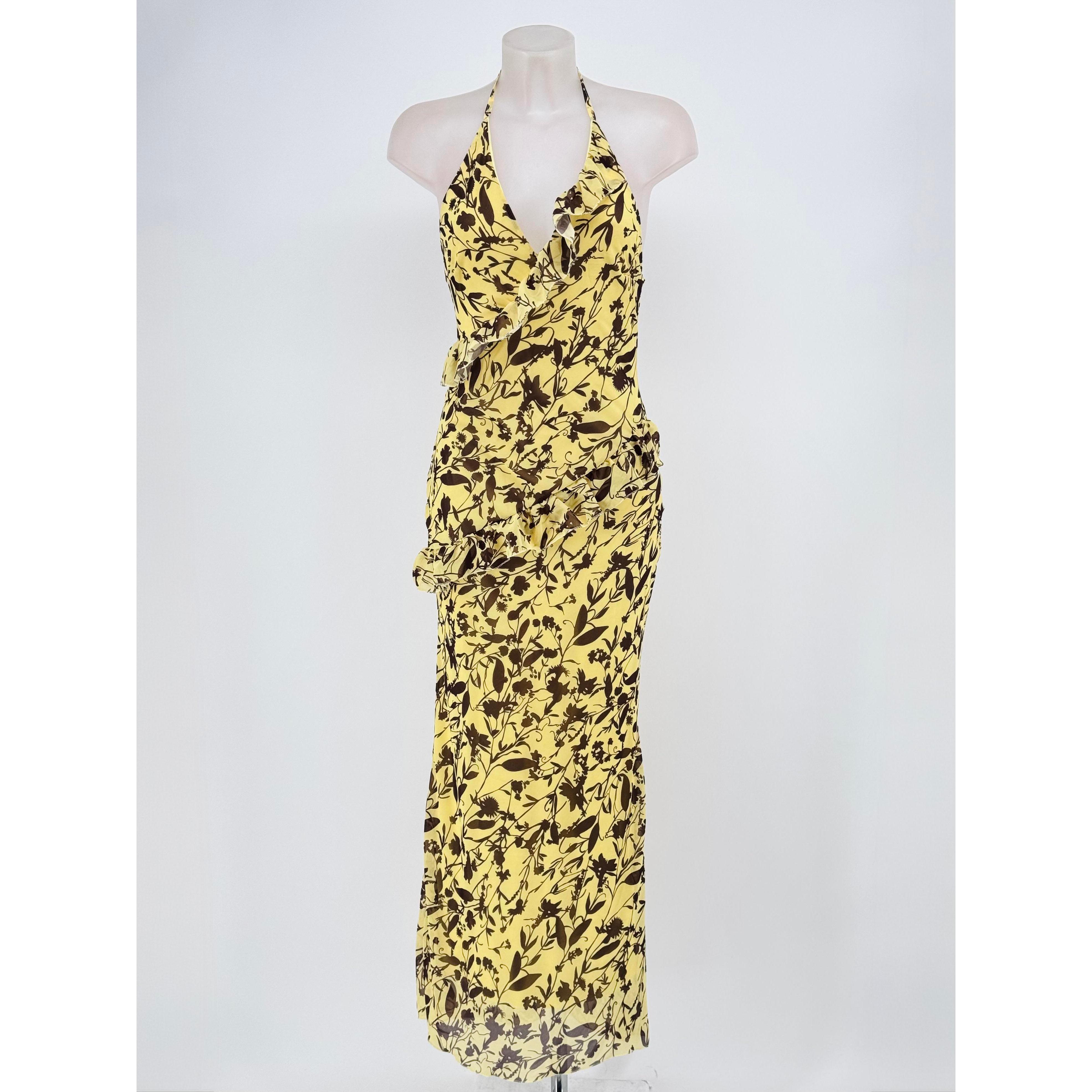 Descubre este elegante vestido largo de fiesta en tejido chiffon estampado. Diseño de cuello halter atado, pronunciado escote en V con volantes cascada y espalda descubierta. Un diseño fluido, vaporoso y sofisticado ideal para eventos y bodas especiales.