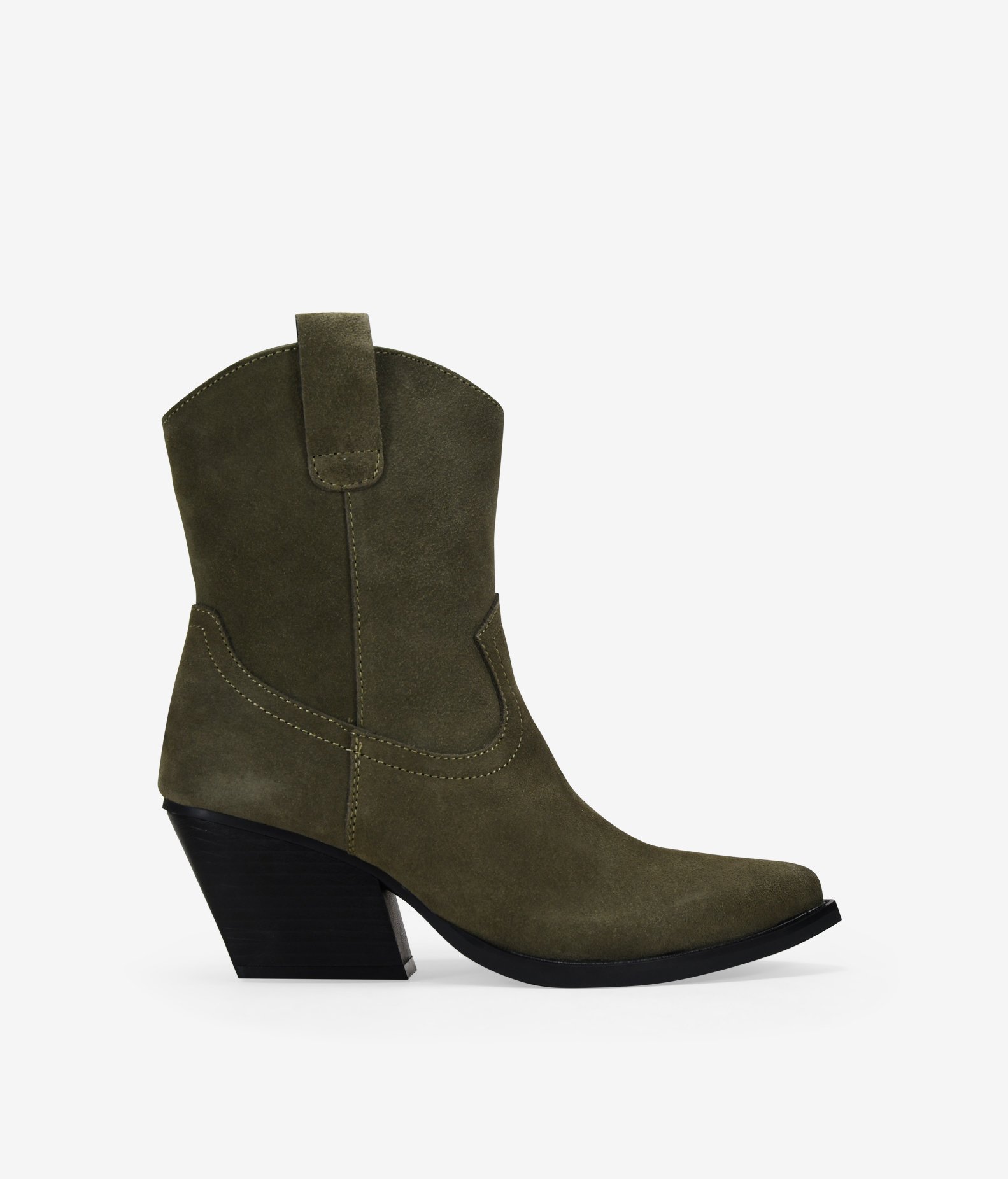 Bosanova Botines camperos estilo cowboy para mujer en serraje piel con tirador lateral y suela de punta con tacón cubano. Cierre con cremallera.