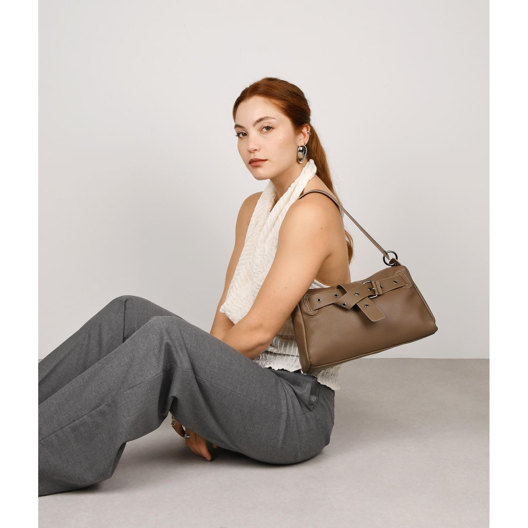 Bosanova Bolso de hombro rectangular para mujer con cinturón decorativo y asa de colgar al hombro con detalle de argollas metálicas. Cierre con cremallera metálica.