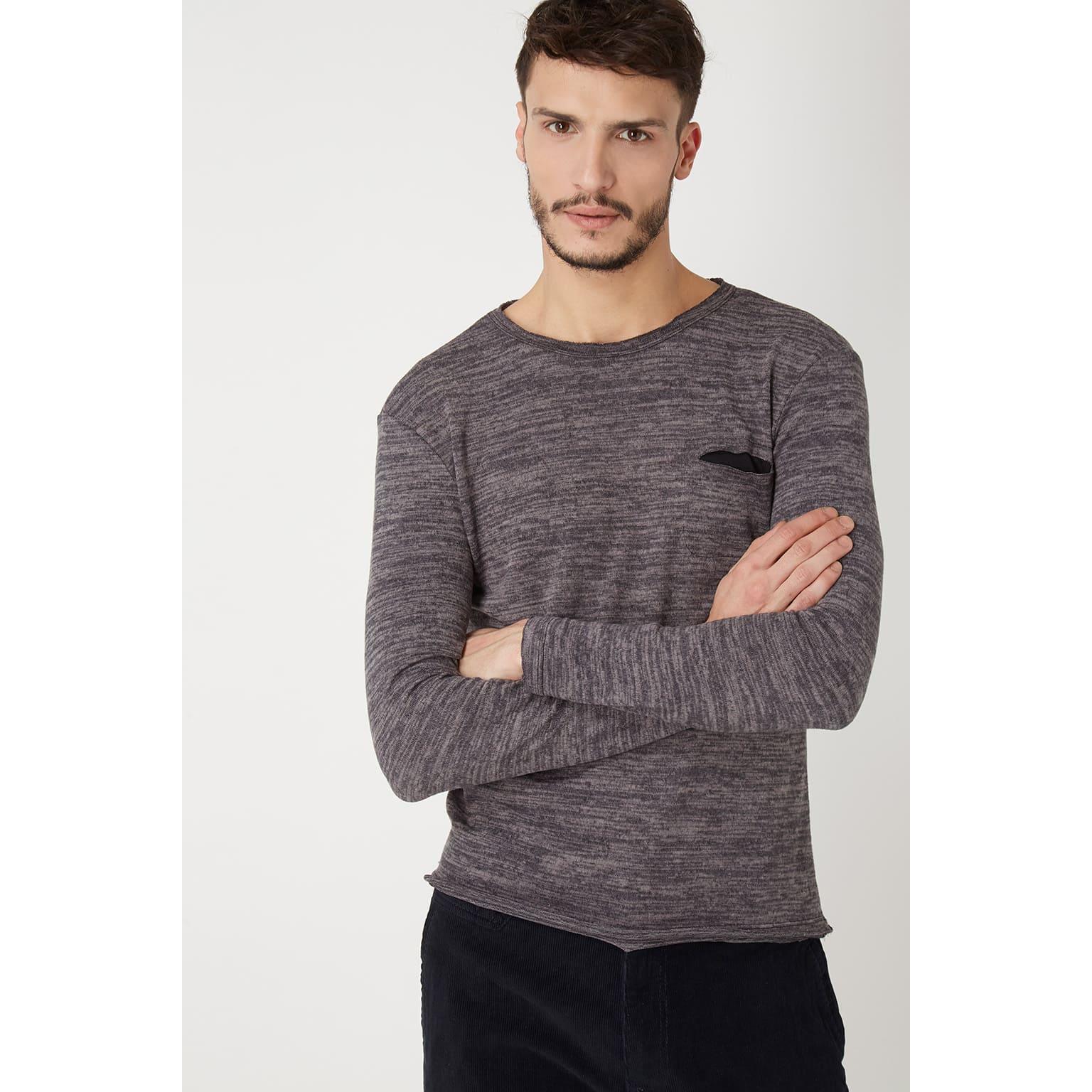 Descubre nuestra camiseta fluida de hombre con cuello redondo, manga larga y bolsillo delantero, tejido suave y elástico ideal para looks diarios cómodos - REF: 9017