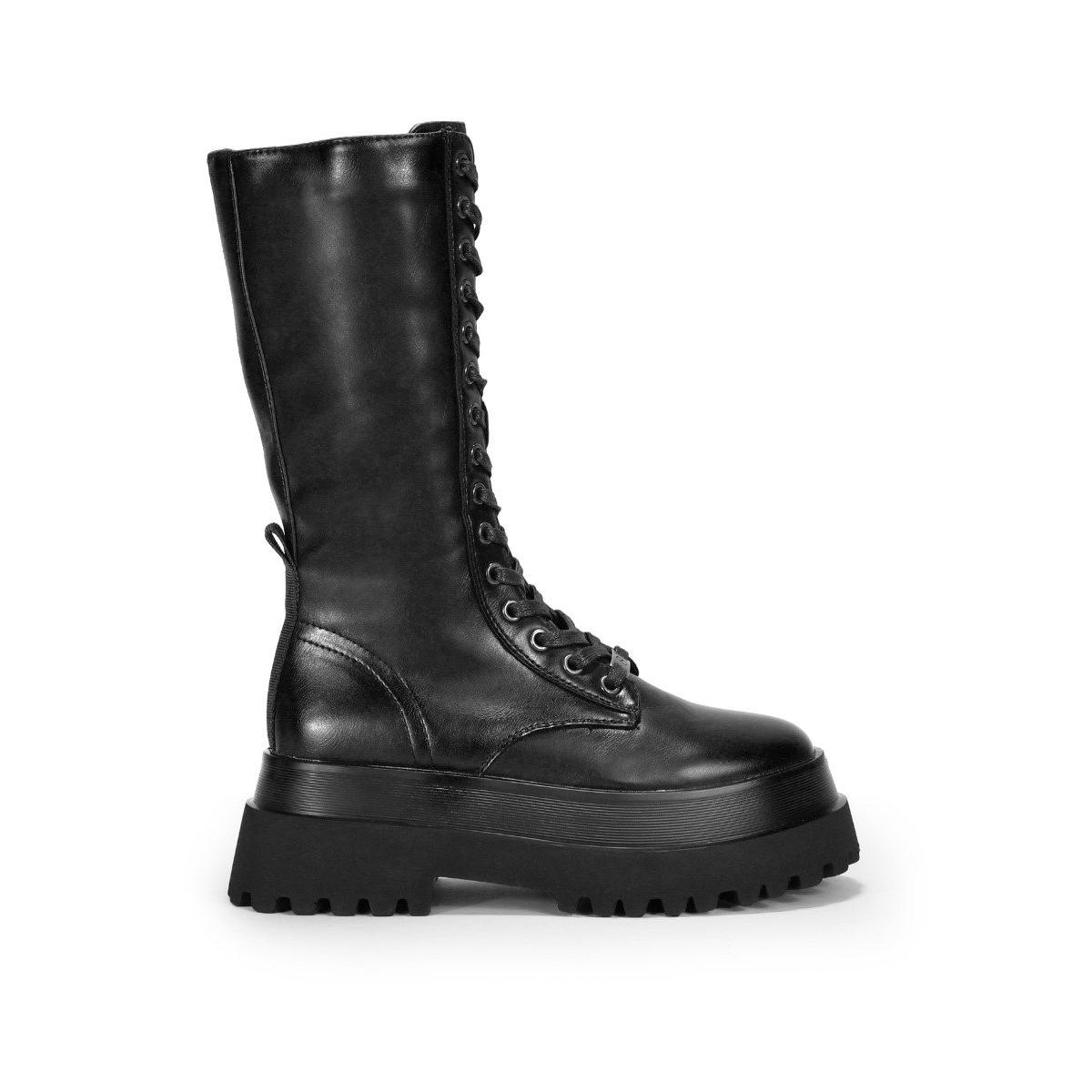 Bosanova Botas militares altas con suela track y cordones. Cierre con cremallera interior.