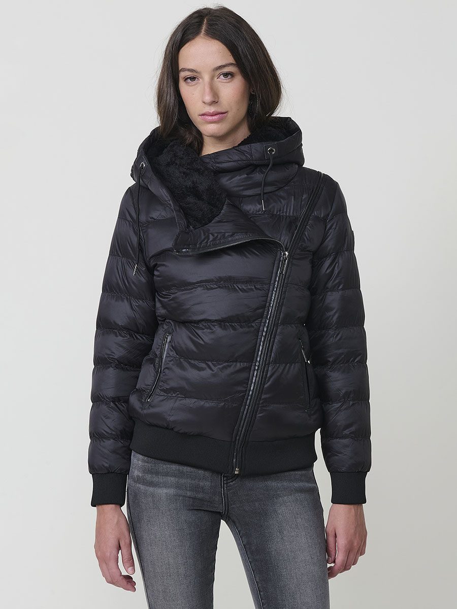 Koroshi - Chaqueta plumífero cruzada para mujer con capucha y pelo sintético, acolchada 100% poliéster, modelo 2522JA04