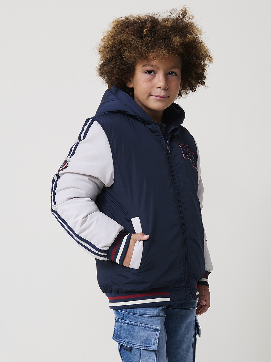 Koroshi - Cazadora acolchada para niño con capucha fija, tejido de poliéster térmico y escudo bordado en manga, color navy