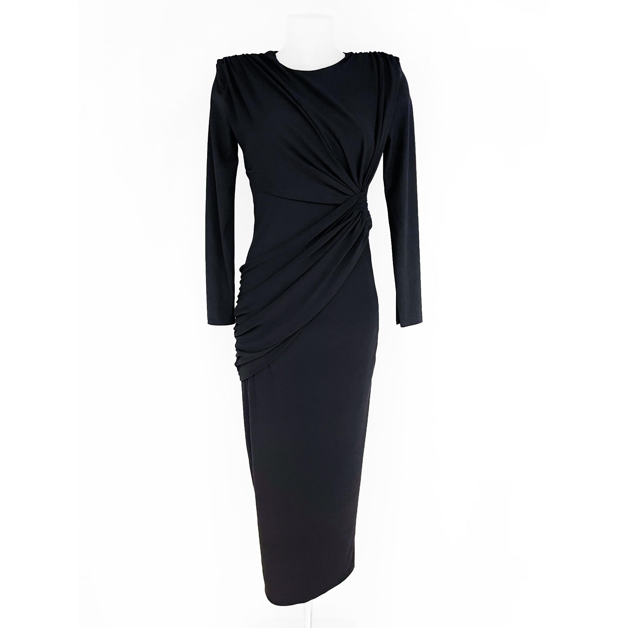 Descubre el vestido largo de fiesta perfecto para invitadas. Confeccionado en tejido crep fluido, destaca por sus sofisticados drapeados en cintura y pecho, manga larga, elegante escote barco y abertura trasera. Talla única (abarca de la 34 a la 42).