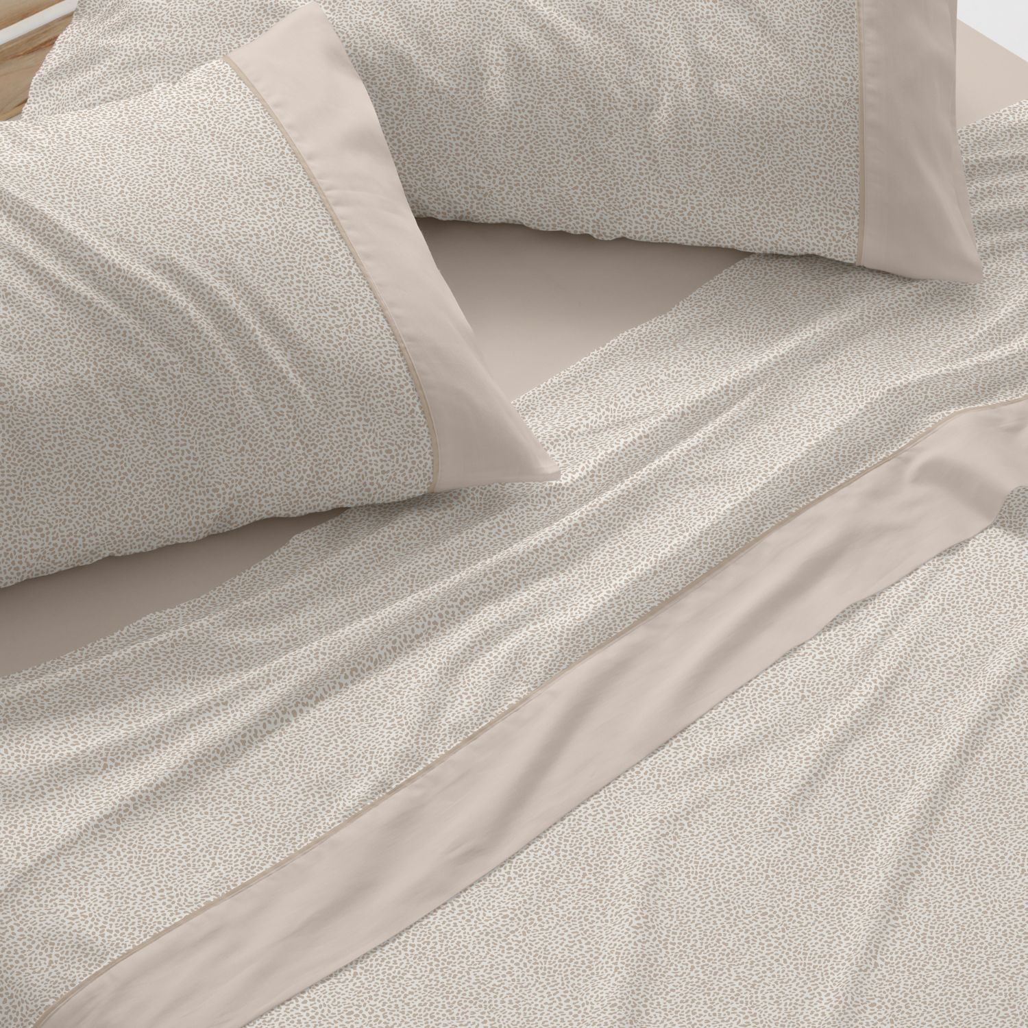 Juego de sábanas. Diseño 047. BURRITO BLANCO. Incluye sábana encimera, bajera y 1 o 2 fundas de almohada. Estampado geométrico. Disponible en color Salvia y arena. 50% Algodón- 50% poliéster. Tamaños 90, 105, 135, 150-160, 180 y 200cm.
