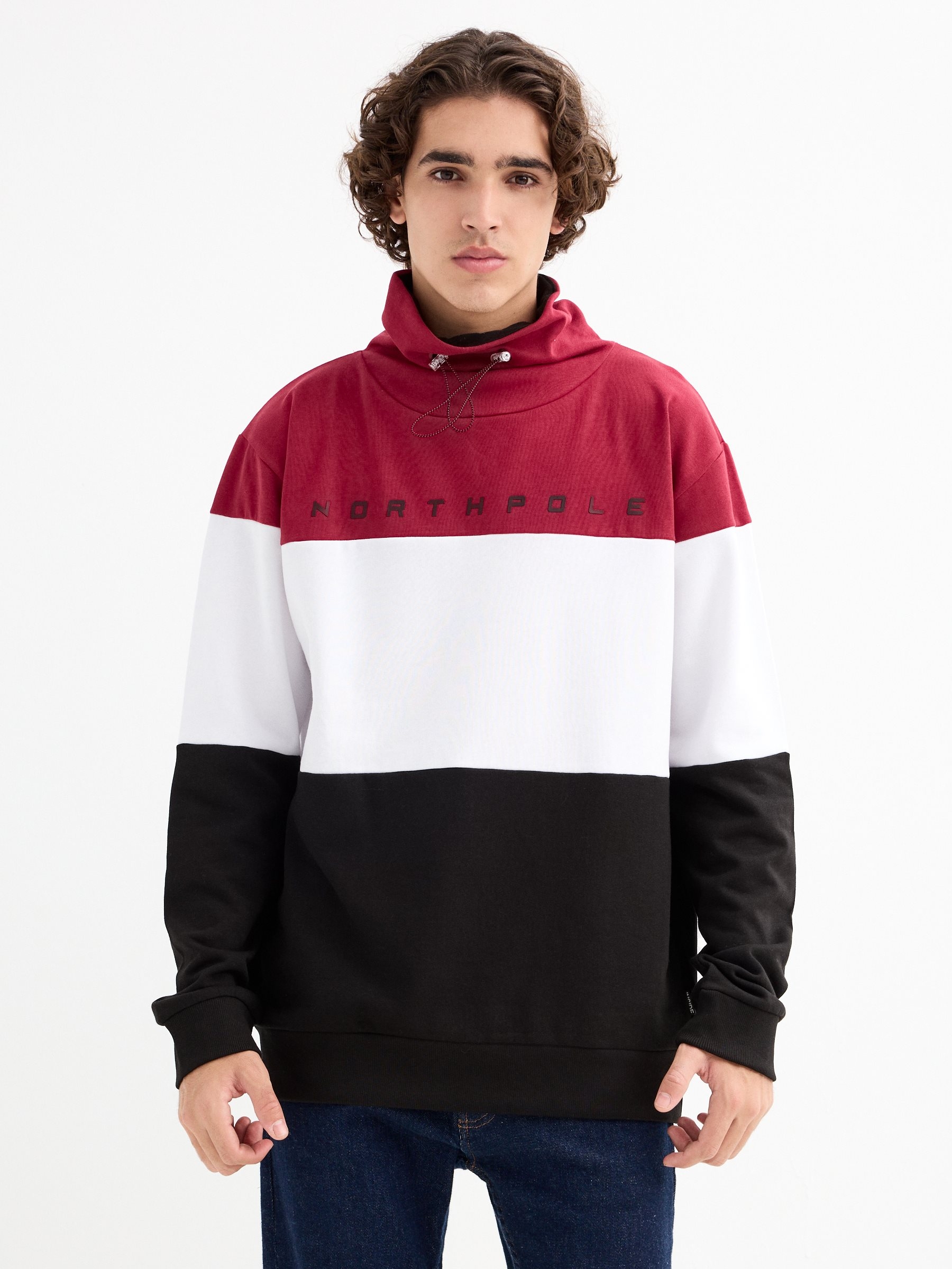 Sudadera Northpole: diseño tricolor, felpa interior, cuello ajustable, ideal para días frescos INSIDE