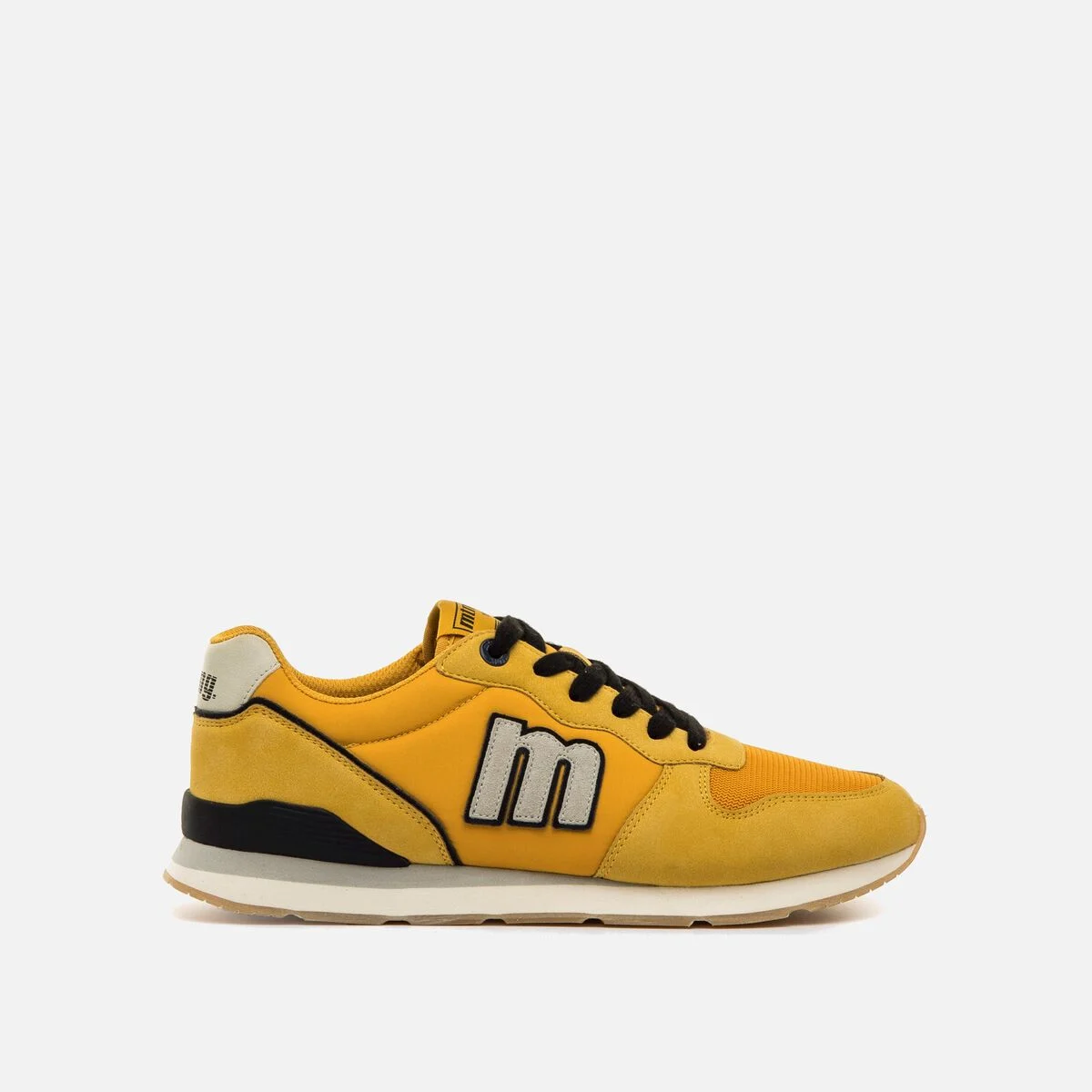 84467 Deportivas de caballero MUSTANG. Color amarill. Zapatillas para hombre. Modelo Joggo Classic de estilo retro deportivo. Este diseño destaca por su combinación de tonos vibrantes con detalles en negro y gris.