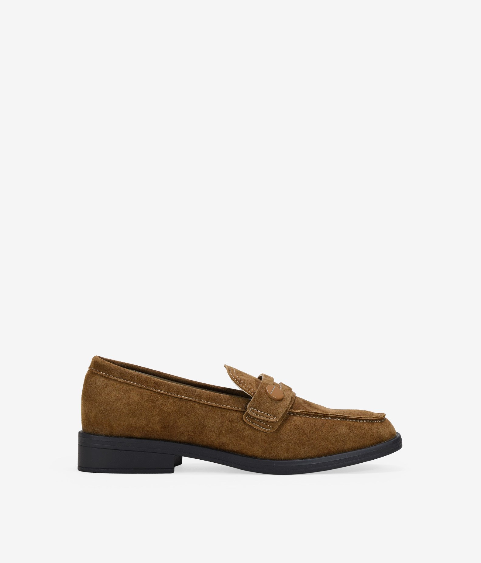 Bosanova Mocasines planos para mujer confeccionados en serraje piel con detalle metálico decorativo y suela con tacón de 3 cm. Sin cierre.