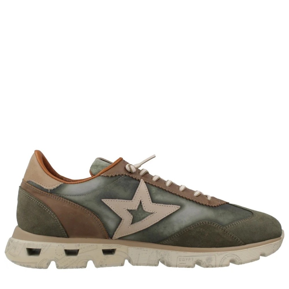 Cómoda  Elegante zapatilla hombre CETTI 1259 en naylon con refuerzos ante kaki. Cordones elásticos. Plantilla acolchada. Cómodo piso ligero y flexible antideslizante. Altura Tacón bajo (1-3 cm) Referencia