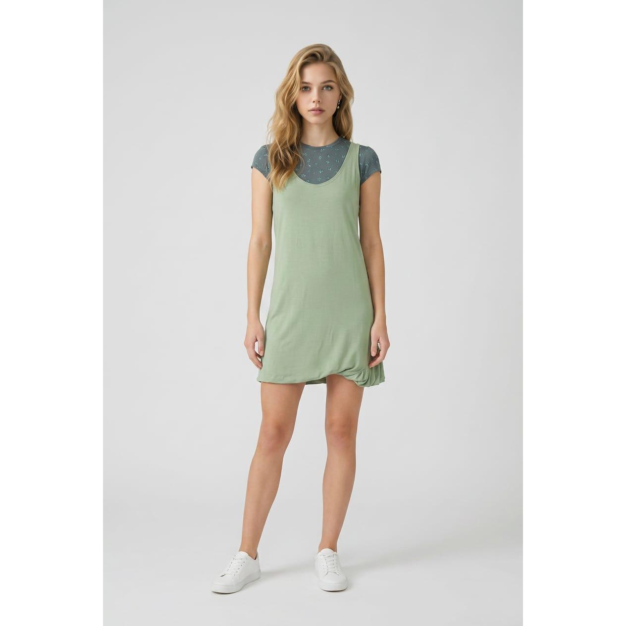 Vestido efecto dos en uno Marca BanBat para mujer de 100% viscosa, diseño superpuesto con capa exterior de tirantes y parte interior estampada, cuello redondo y caída fluida REF: D176