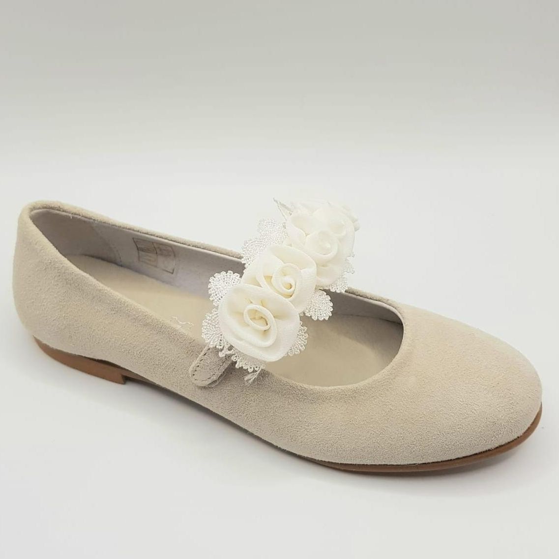 Chuches zapato comunión y ceremonia niña beige, fabricados en piel serraje, flores desmontables, cierre de velcro, perfectas para esos momentos especiales.