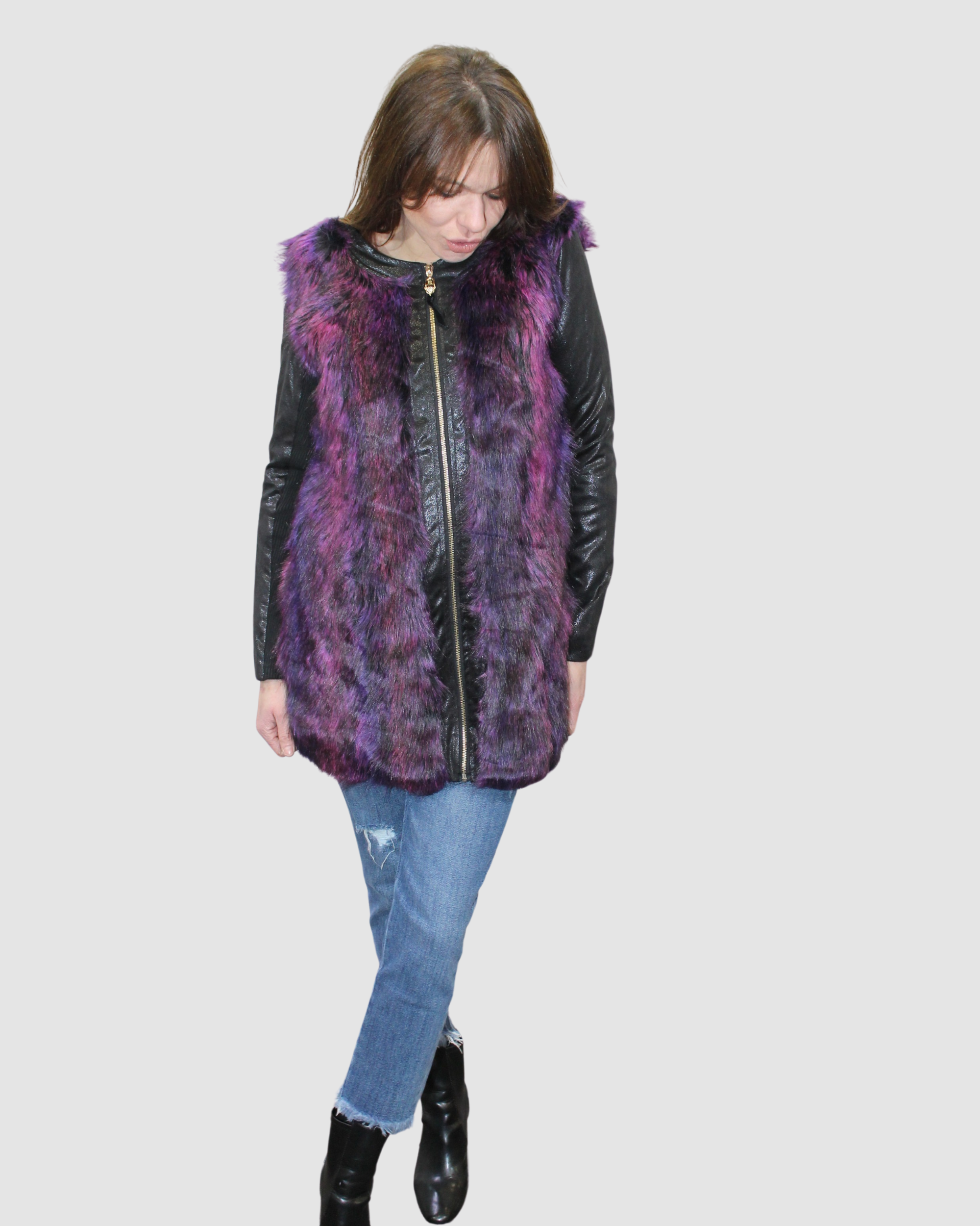 Chaleco largo mujer, sin mangas, pelo sintético texturizado, cierre frontal, ecopiel, estilo urbano, ligero, suave, color morado, talla S, ideal look casual moderno, sofisticado, con jeans y botines ✅Entrega 24/48h