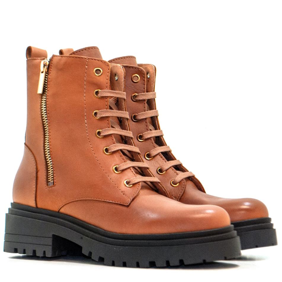 Botín de Piel Napa CA-1659 Helene Rouge: Elegancia Multicolor con Tacón de 40mm para Tallas 35-42, Diseño Exclusivo para Comodidad y Estilo Versátil en Cualquier Ocasión.