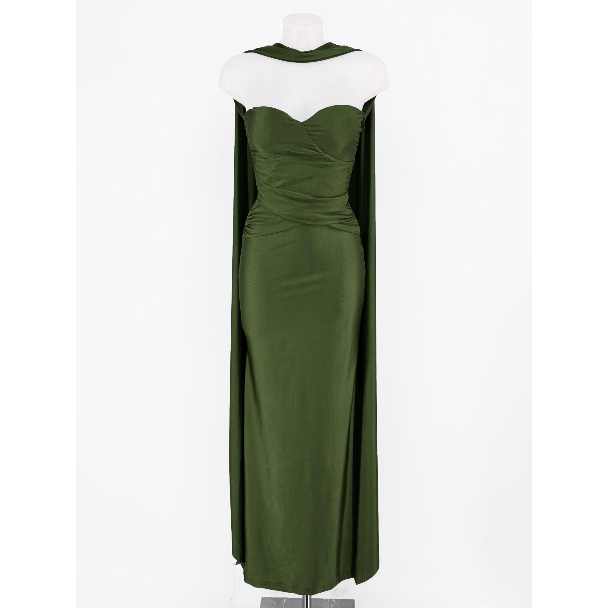 Vestido largo con escote palabra de honor y detalles fluidos que aportan un toque romántico y sofisticado. Su corte ajustado y drapeado en la cintura realzan la silueta, incluye echarpe. El tejido suave garantiza comodidad y movimiento. Amplia gama d