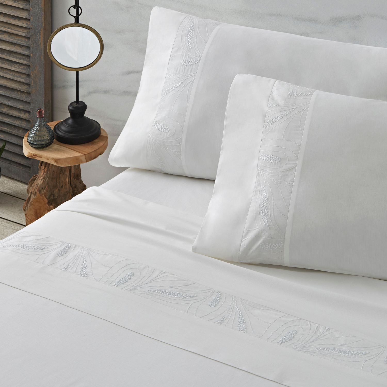 Sábanas bordadas algodón percal 200 hilos Diseño 401. BURRITO BLANCO. Incluye sábana encimera, bajera y 1/2 fundas de almohadas. Con tiras bordadas ornamentales.Disponible en color  blanco. 100% Algodón. Tamaños 90, 105, 135, 150, 160, 180 y 200cm