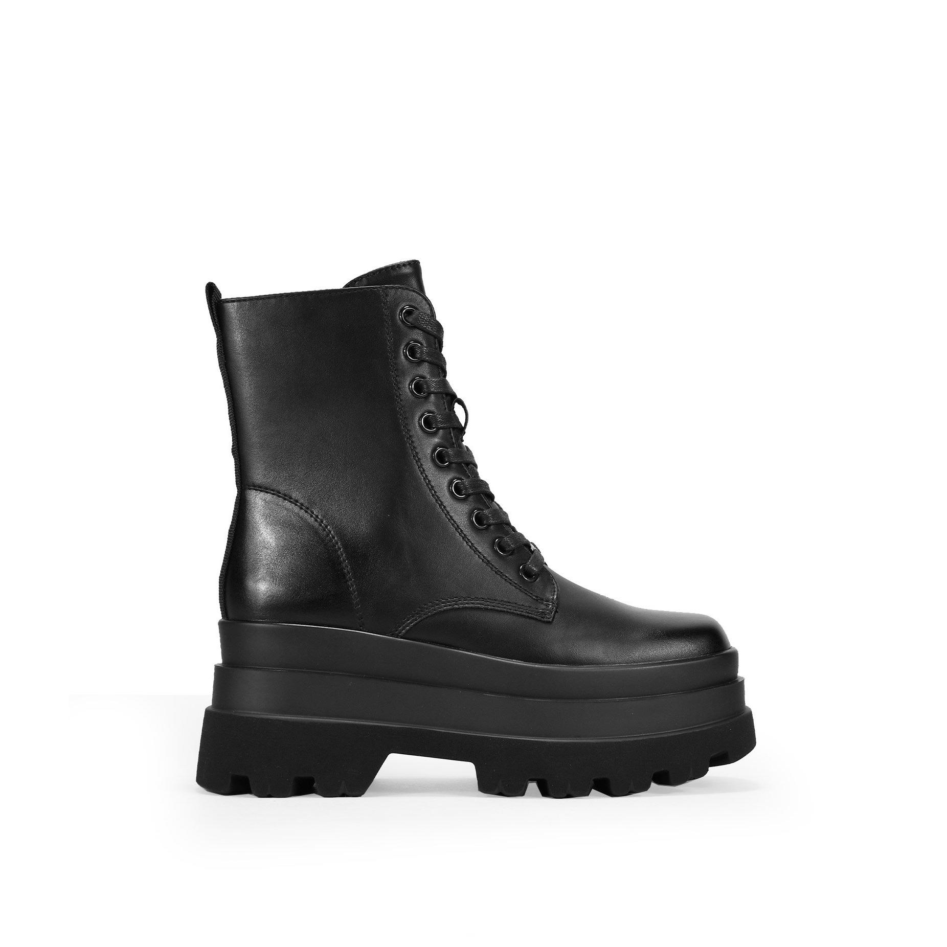 Bosanova Botines militares confeccionados en piel vegana con doble plataforma y suela track. Cierre con cremallera y cordones.