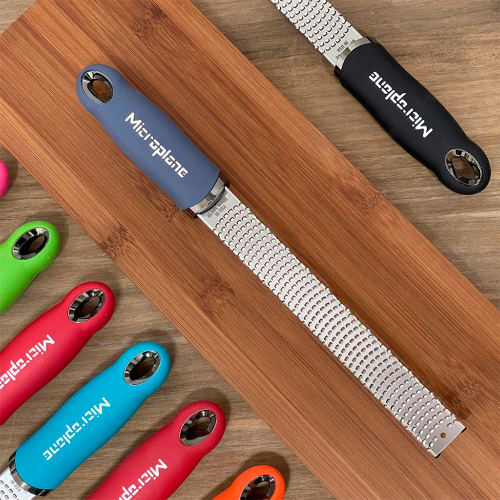 Microplane Rallador Zester Premium para Queso, Limón, Naranja, Lima, Vegetales, Nueces, Chocolate, Jengibre, Ajo y Coco con Cuchilla Ultra Afilada de Acero Inoxidable