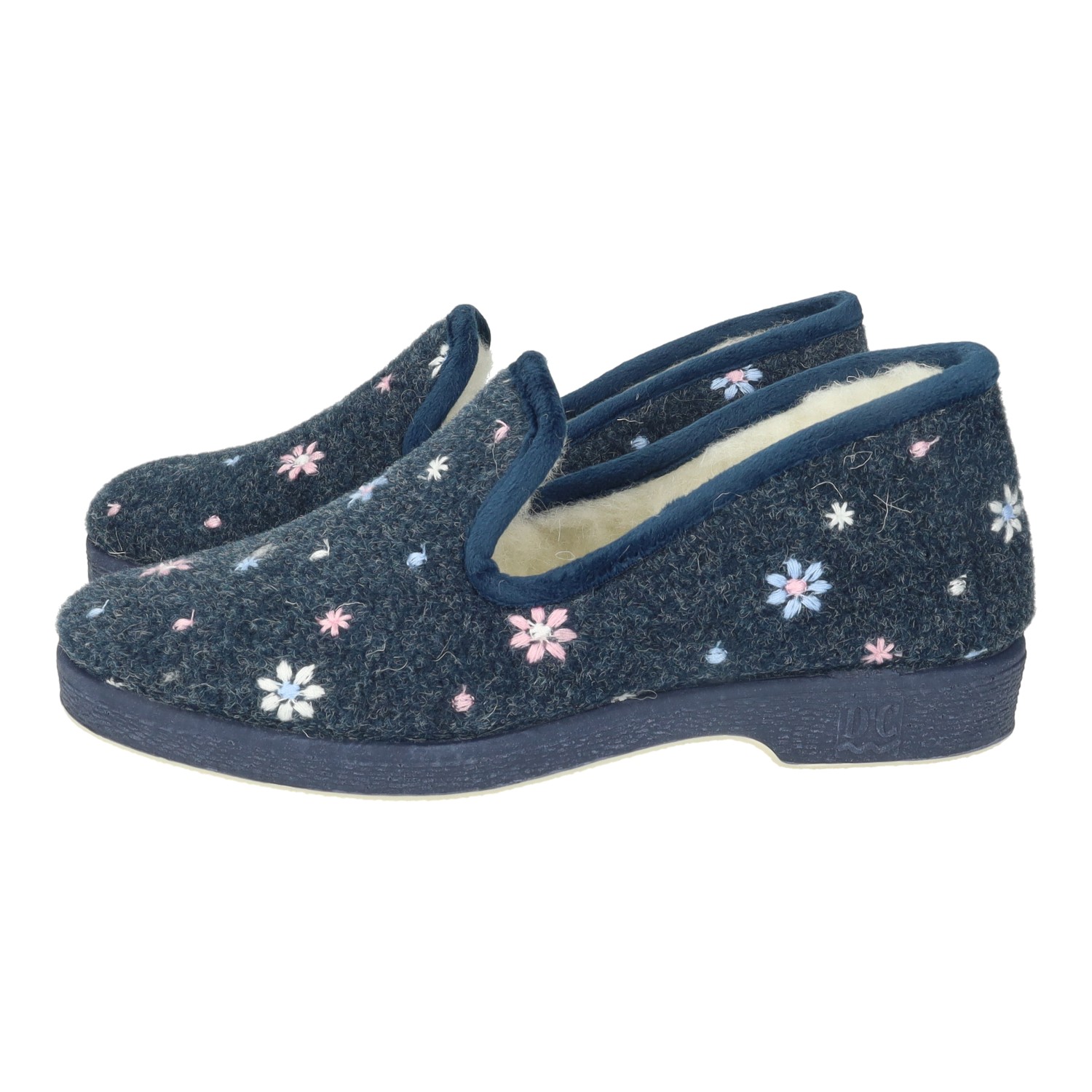 Zapatillas Casa marca DOCTOR CUTILLAS para mujer en color marino. Zapatillas de casa Doctor Cutillas con forro cálido y detalles florales, hechas en España