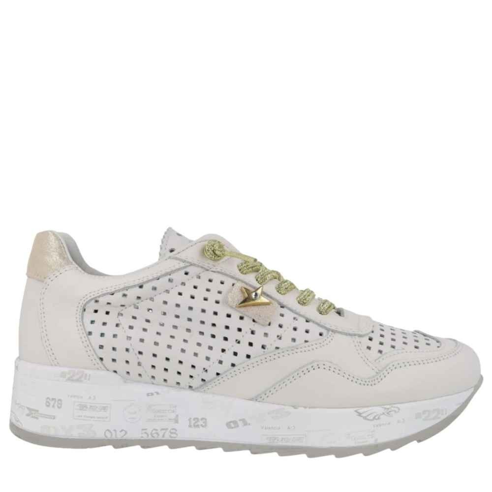 Cómoda Cómoda y fresca zapatilla mujer 848 XL de CETTI en piel perforada con refuerzos piel lisa blancos y detalles metalizados. Cordones elásticos. Plantilla acolchada Altura Tacón bajo (1-3 cm) Referencia