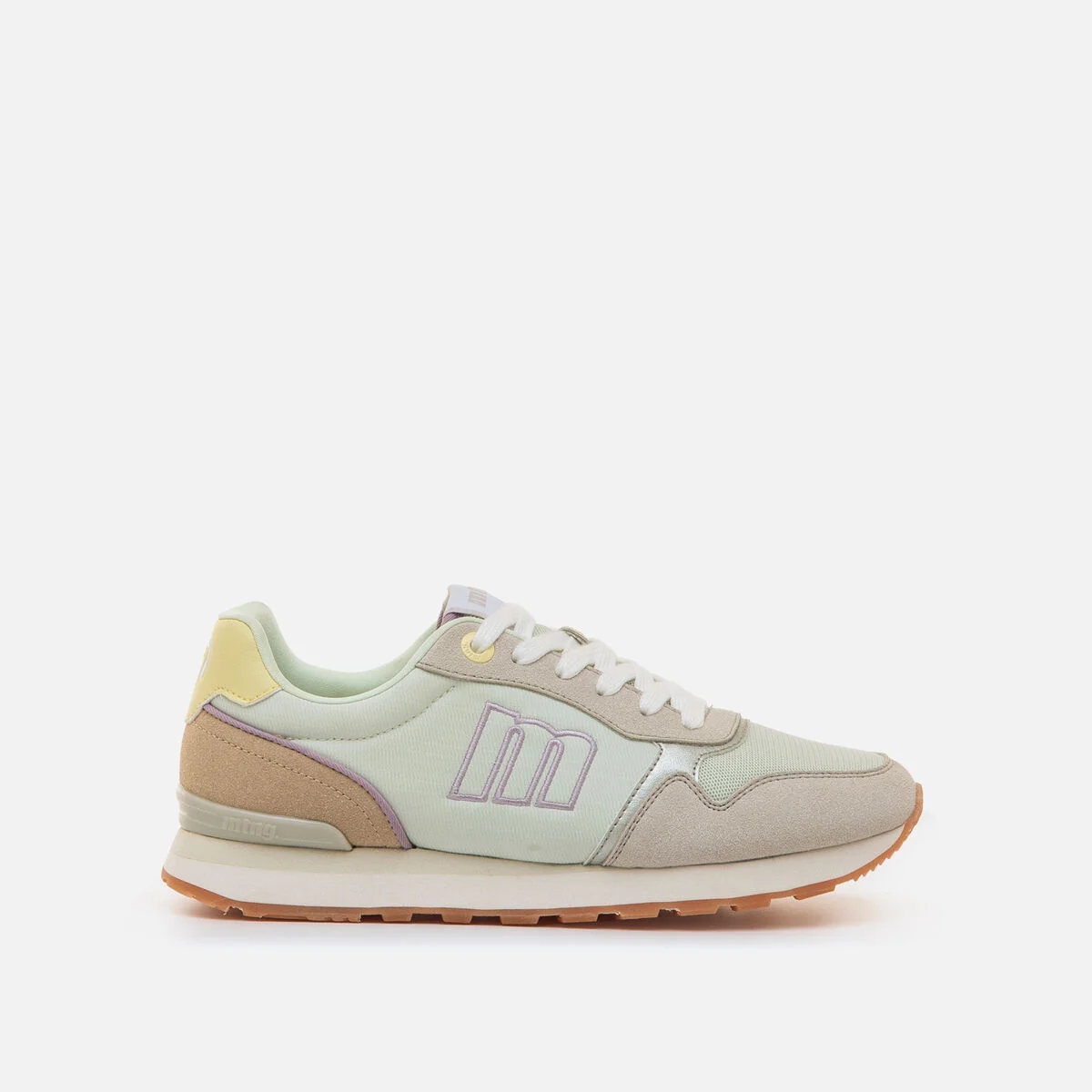 60909 Deportiva de mujer MUSTANG. Color menta con detalles en beige. Zapatillas de señora, modelo Joggo Classic de la marca Mustang, de inspiración retro running. Su diseño combina paneles de malla y efecto ante que aportan estructura.